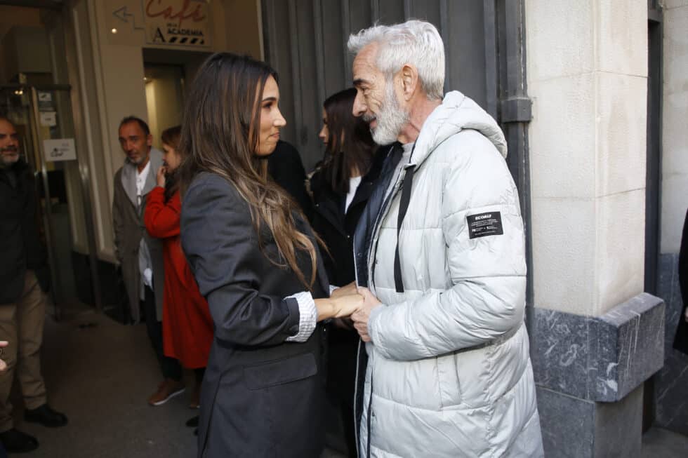 India Martínez e Imanol Arias se saludan a la entrada de la capilla ardiente de Carlos Saura instalada en la Academia de Cine