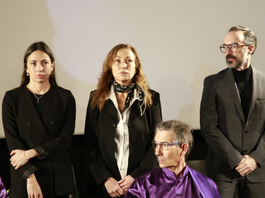 Anna Saura Ramón, Eulalia Ramón y Shane Chaplin Saura durante la capilla ardiente del director Carlos Saura