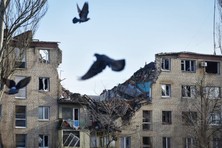 Un edificio de apartamentos destruido en Bajmut, donde se libran sangrientos combates.