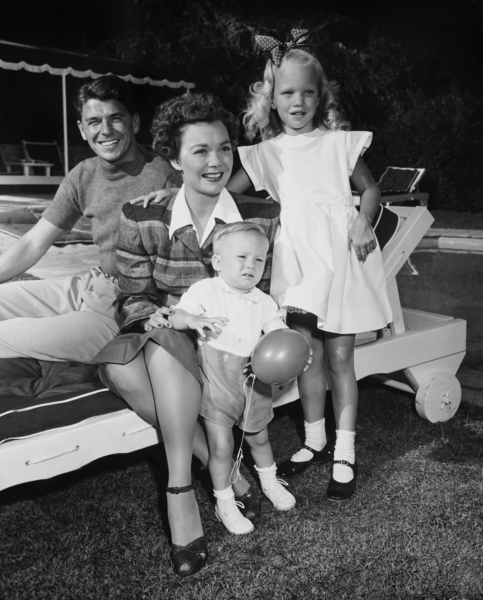 Reagan y Jane Wyman (Angela Channig) y sus dos hijos Michael y Maureen (que falleció en 2001).