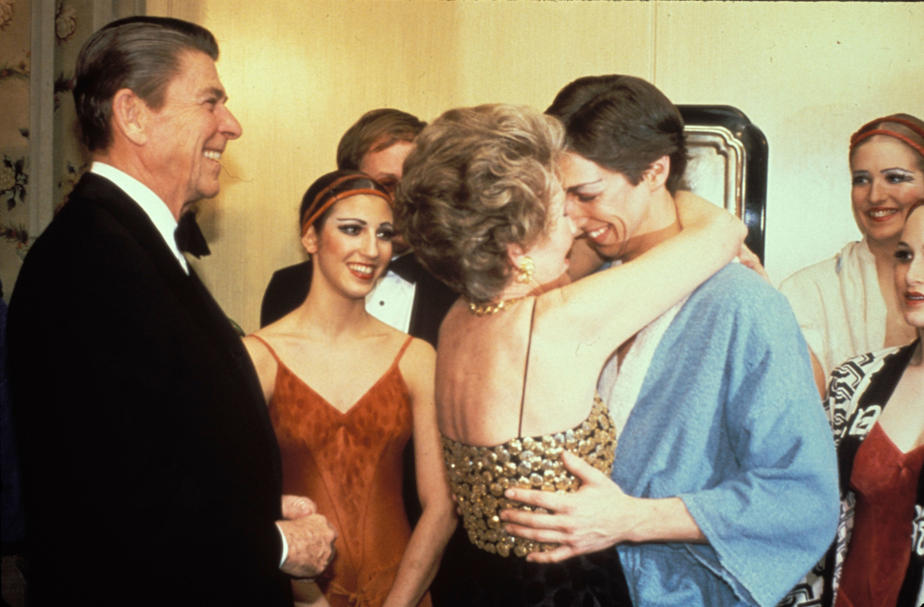 Nancy Reagan abraza a su hijo ante la mirada de Ronald.
