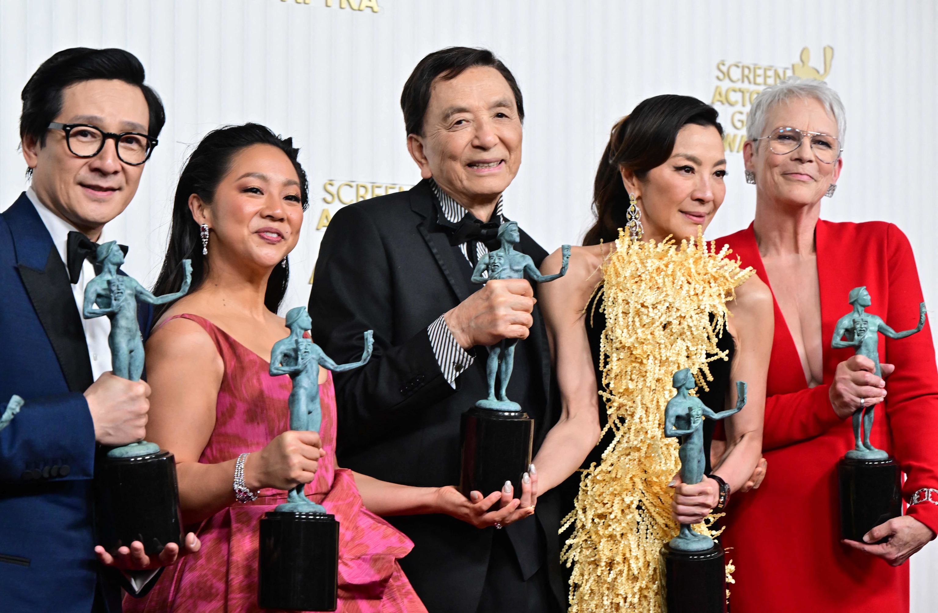 Michelle Yeoh, Ke Huy Quan, Stephanie Hsu, Jamie Lee Curtis y James Hong posan con los premios.