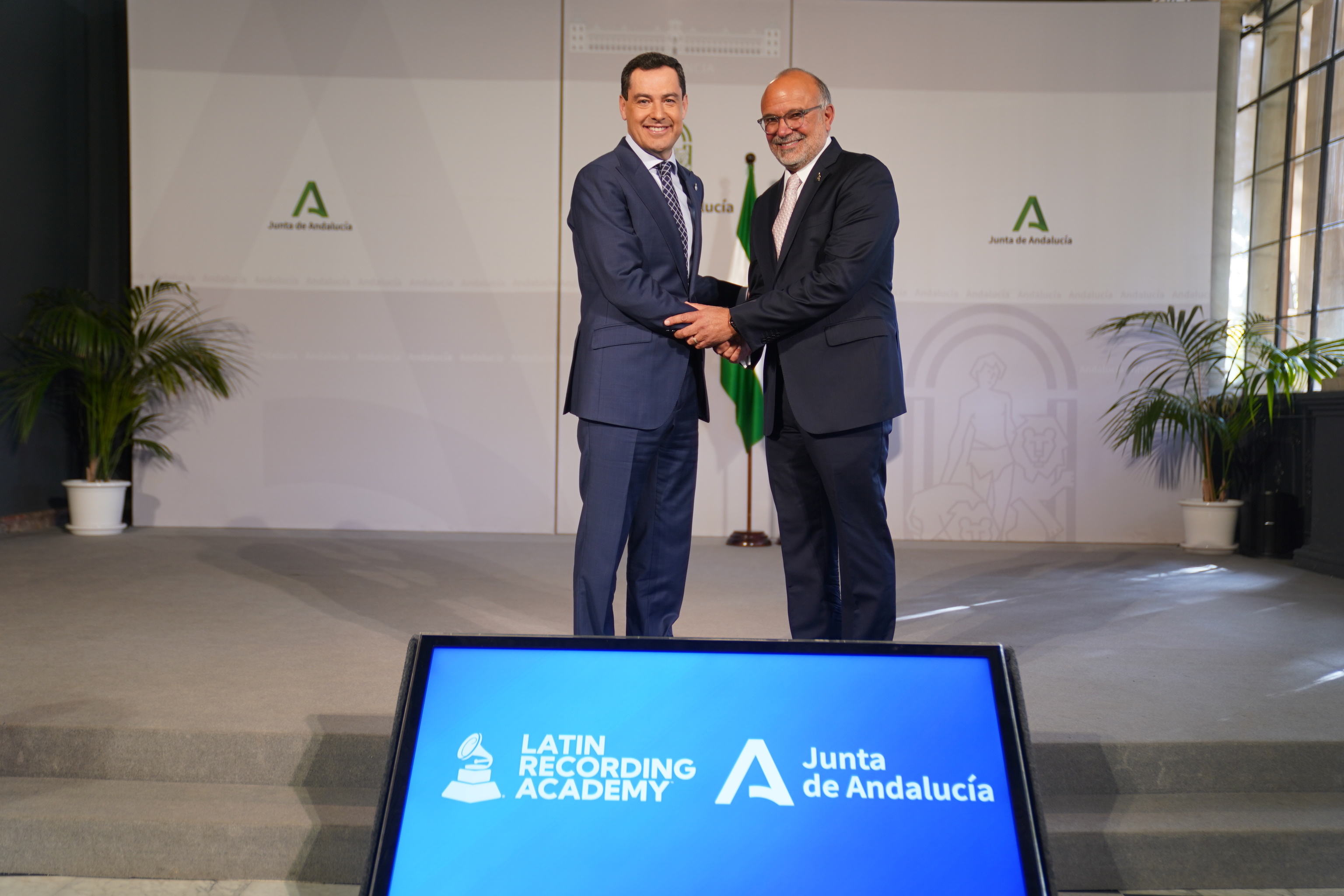 El presidente de la Junta, Juanma Moreno, con el CEO de la Academia Latina de la Grabaci