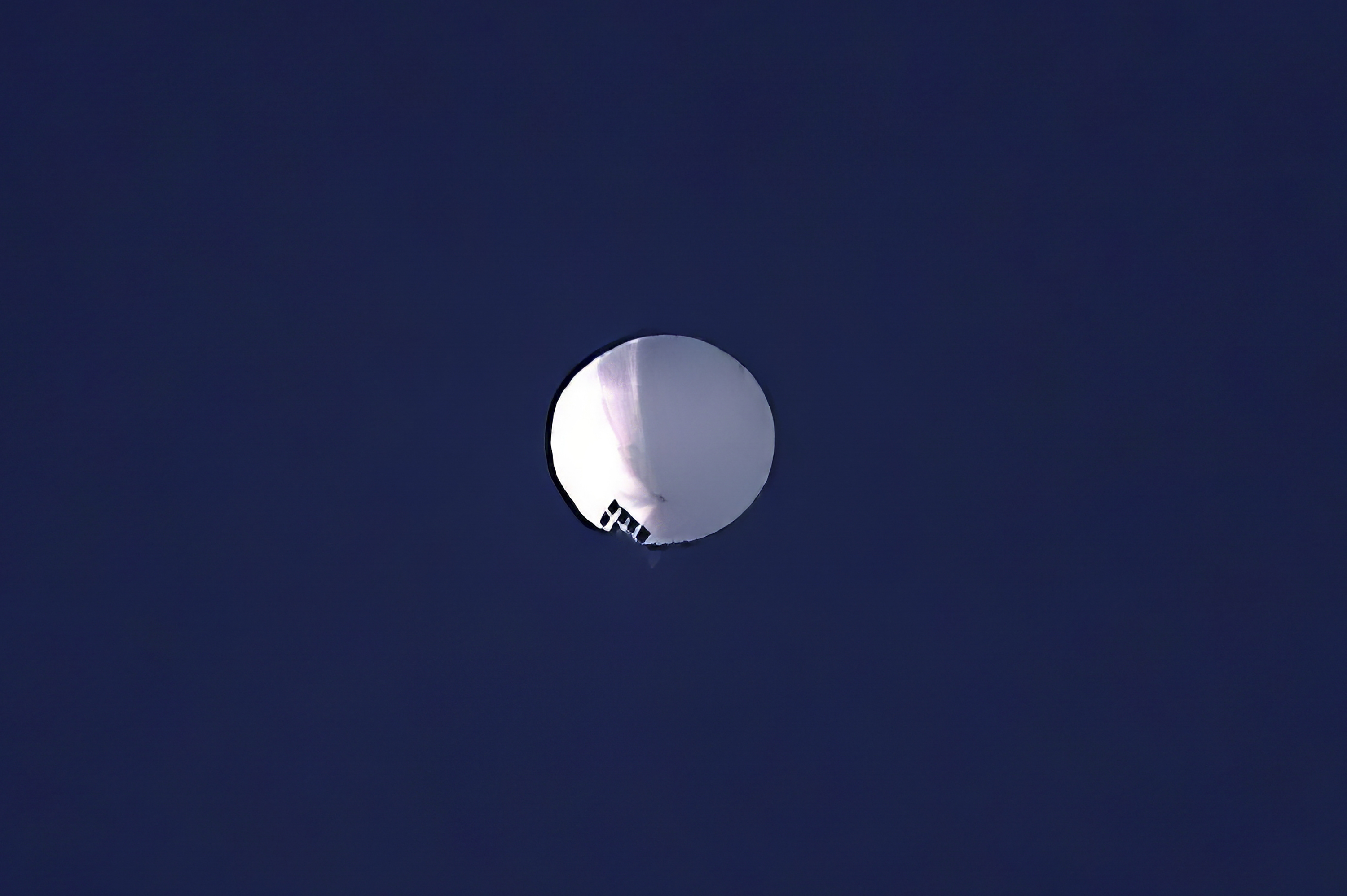 Un globo de gran altitud flota sobre Billings, Montana, el mi