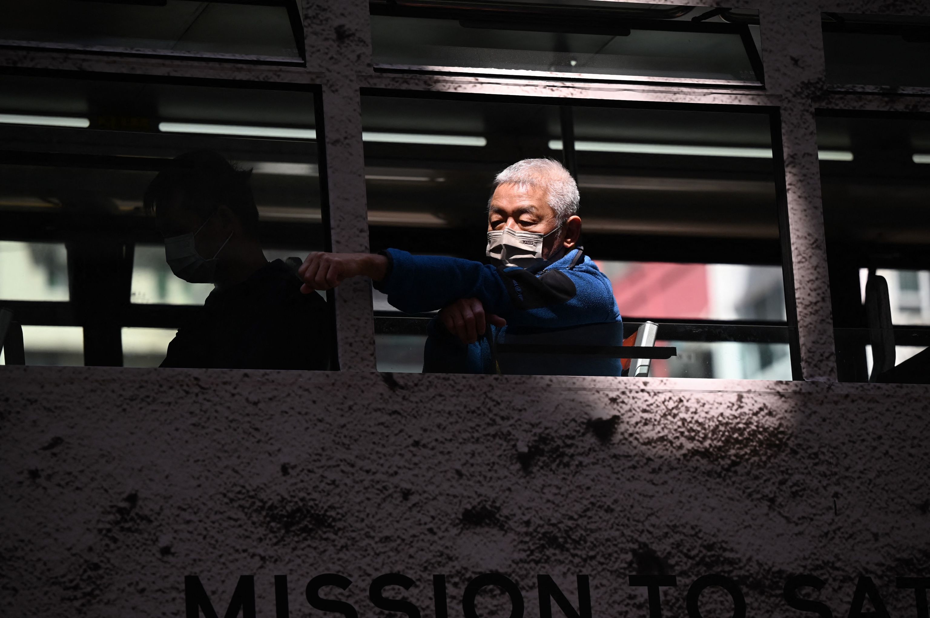 Un hombre viaja en un tranv