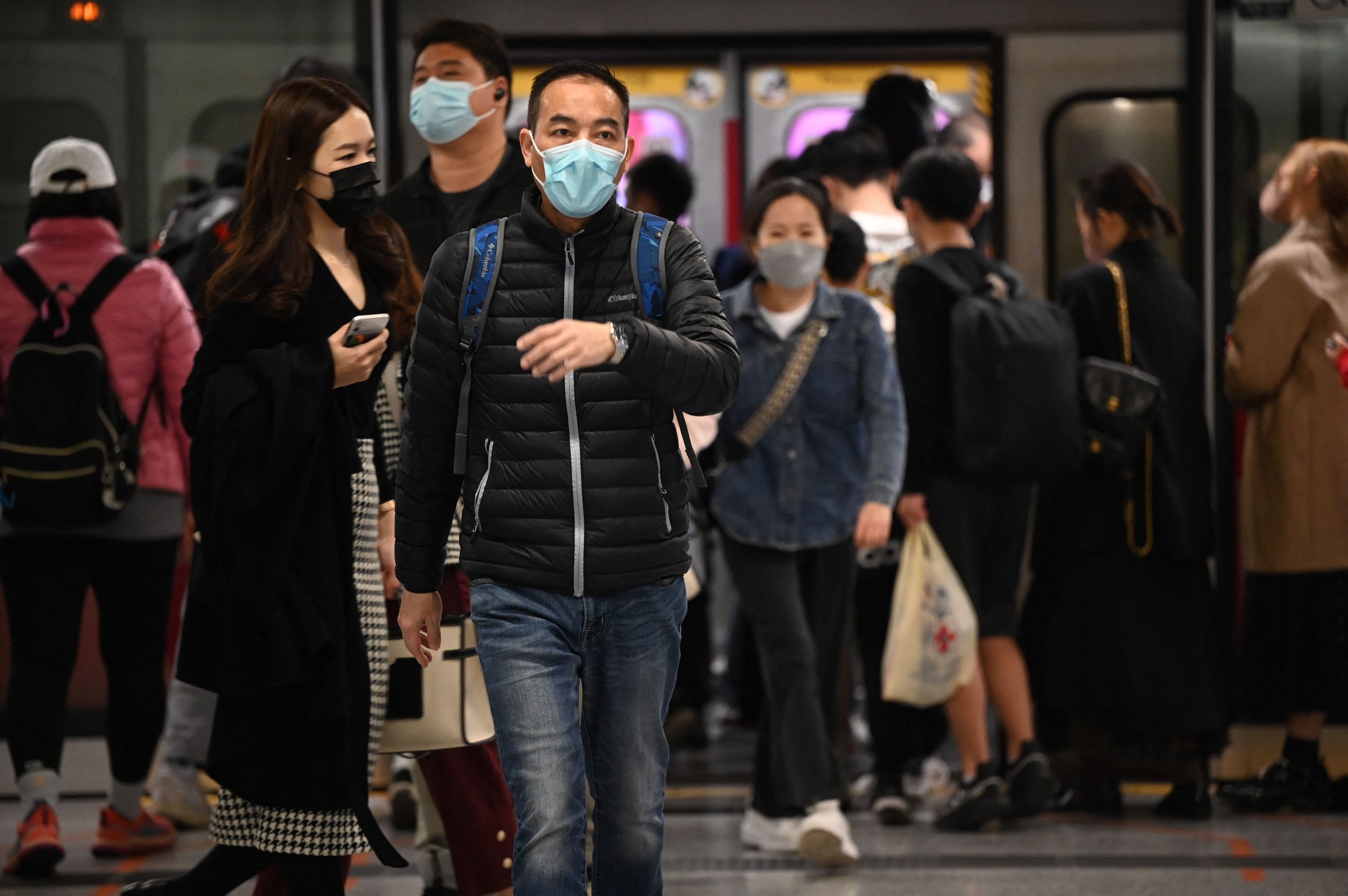 Gente con mascarilla para prevenir el Covid en Hong Kong.