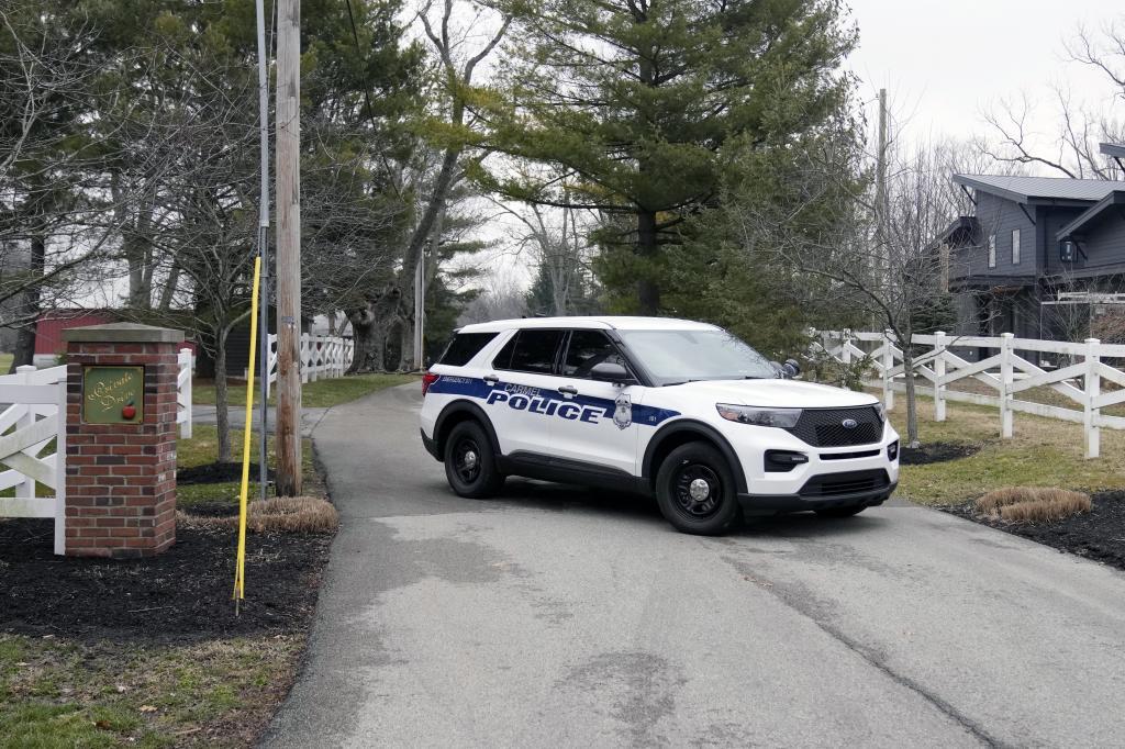 Un coche de policía en la entrada de la casa del ex vicepresidente Mike Pence en Indiana