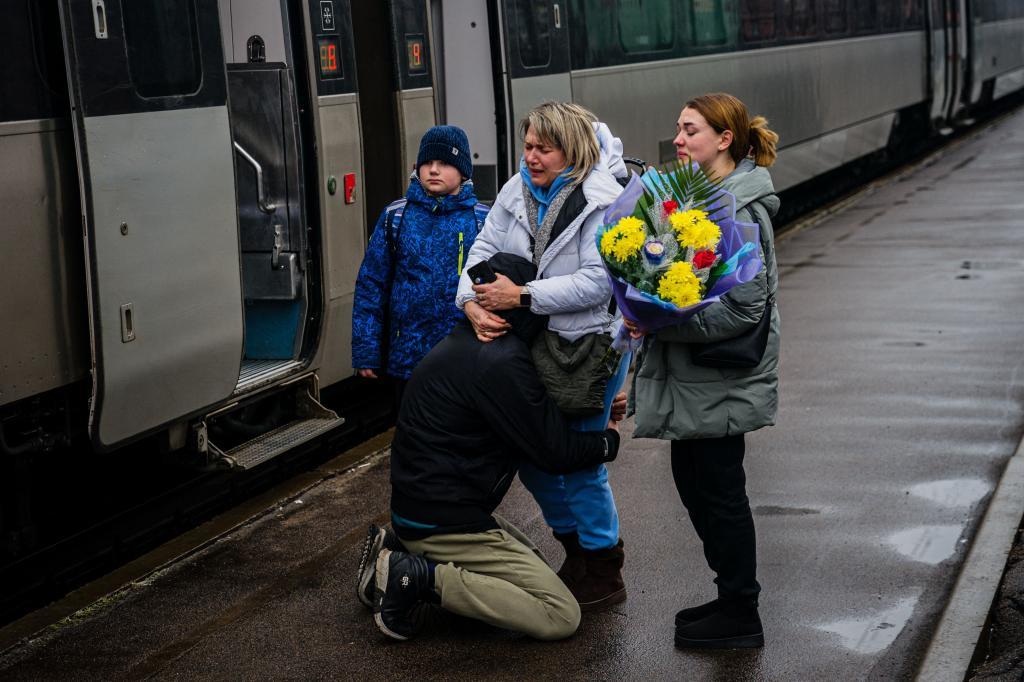 Un hombre ucraniano da la bienvenida a su familia a su llegada la estaci