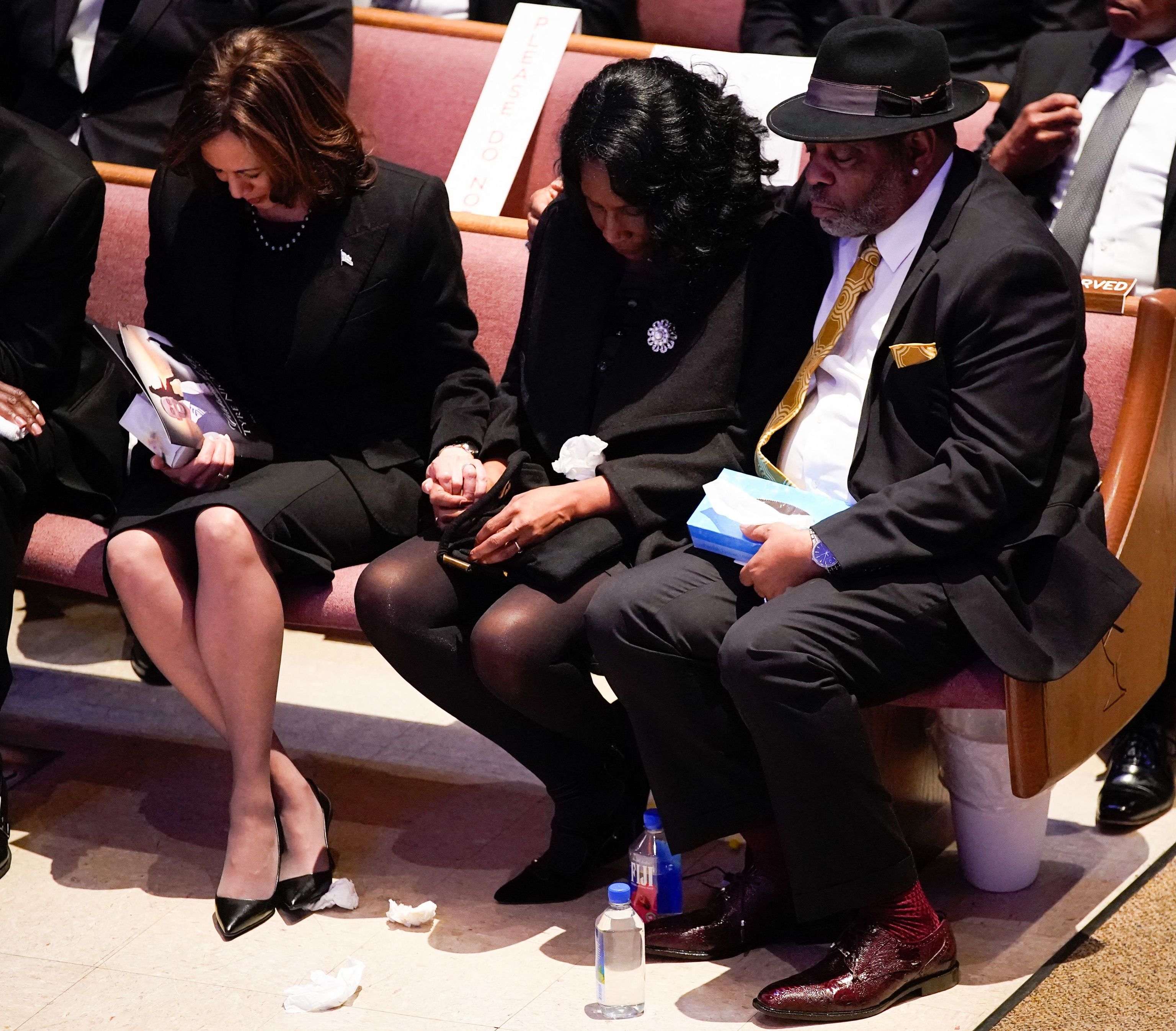 Kamala Harris en el funeral, junto a los padres de Nichols.