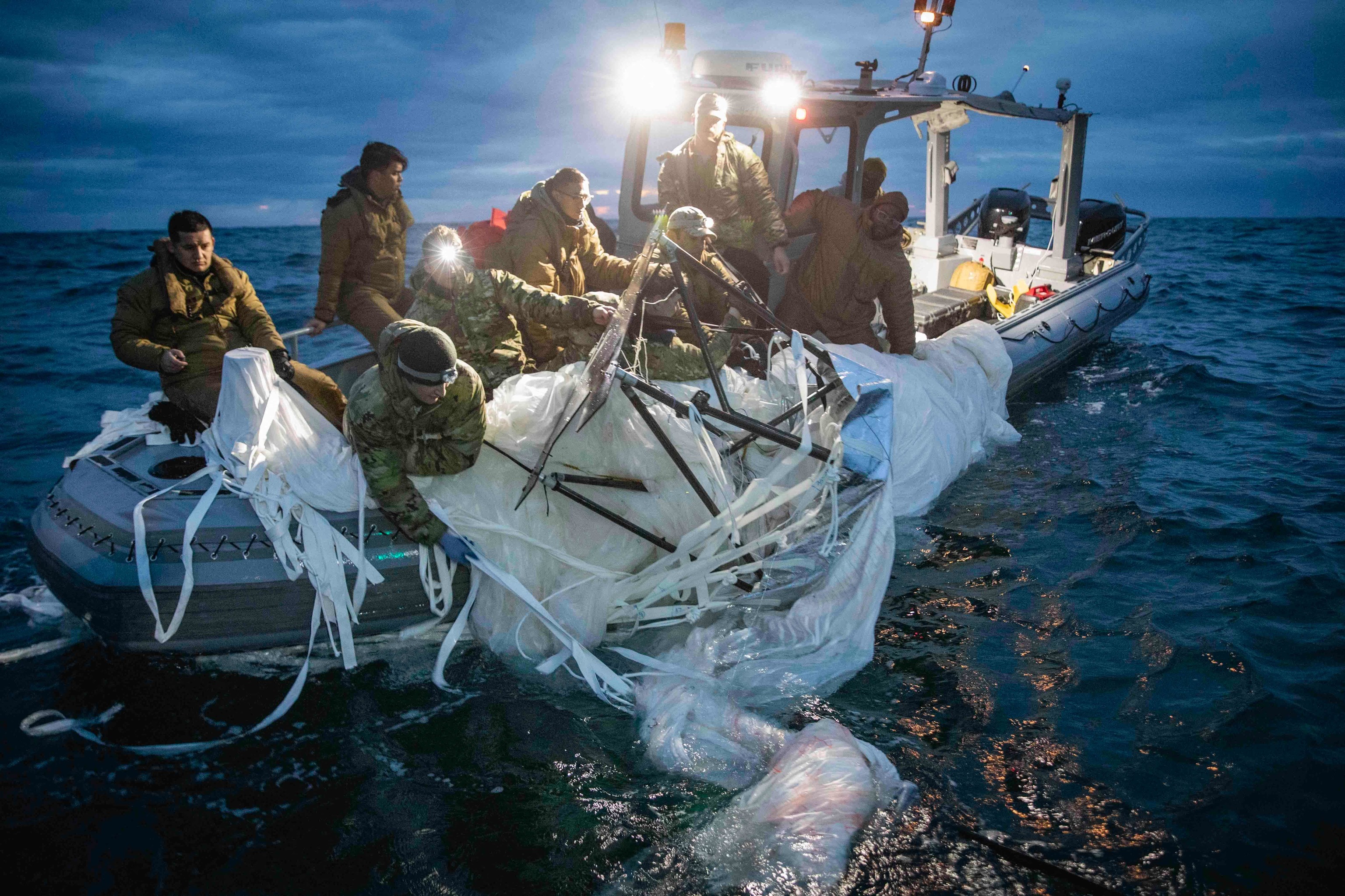 Marines recuperan un globo de vigilancia frente a la costa de Carolina del Sur.