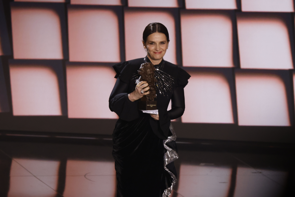 Juliette Binoche lució en los Goya 2023 un diseño de Paco Rabanne, fallecido este mes