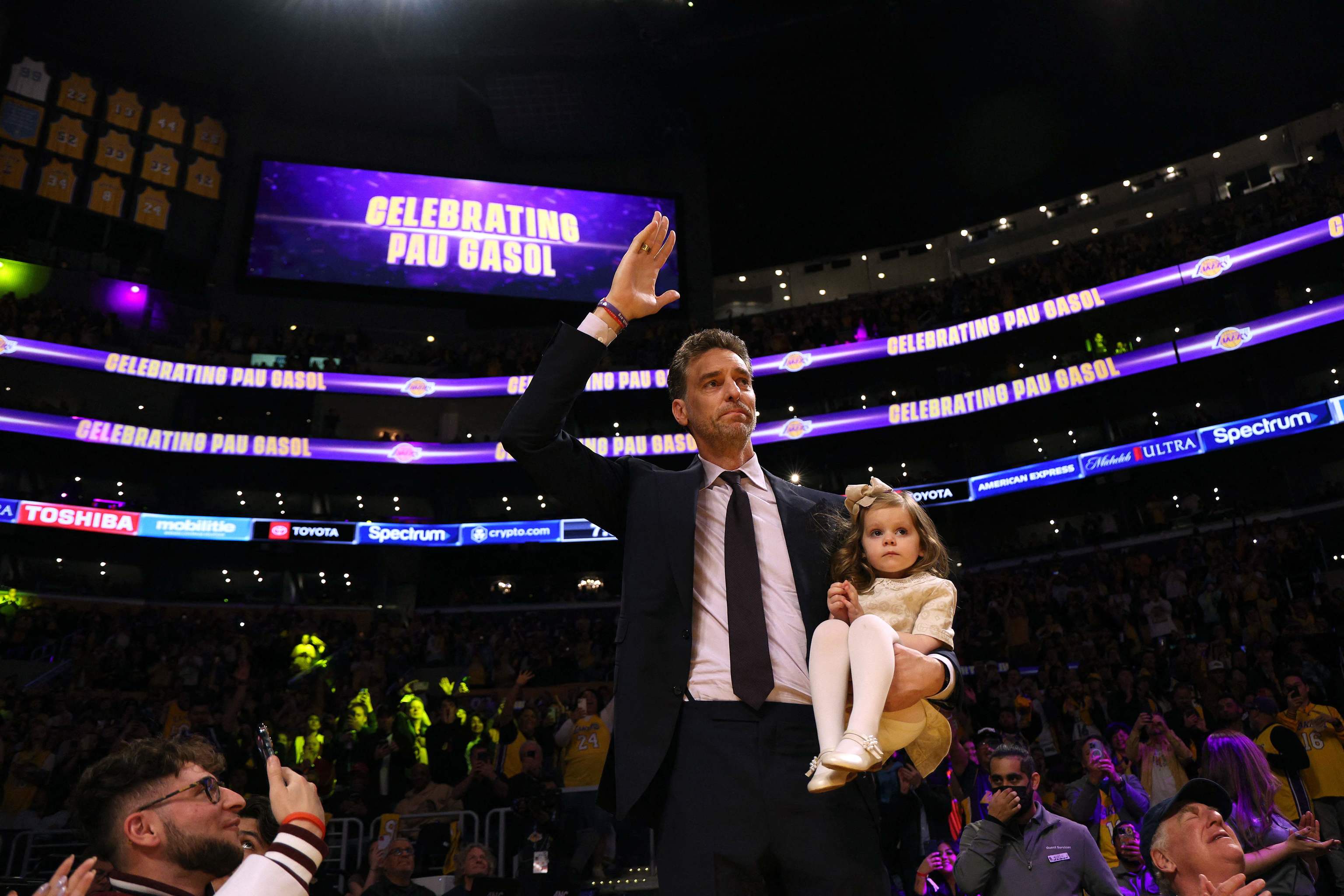 Gasol saludando a los aficcionados en elCrypto.com Arena de los Lakers.
