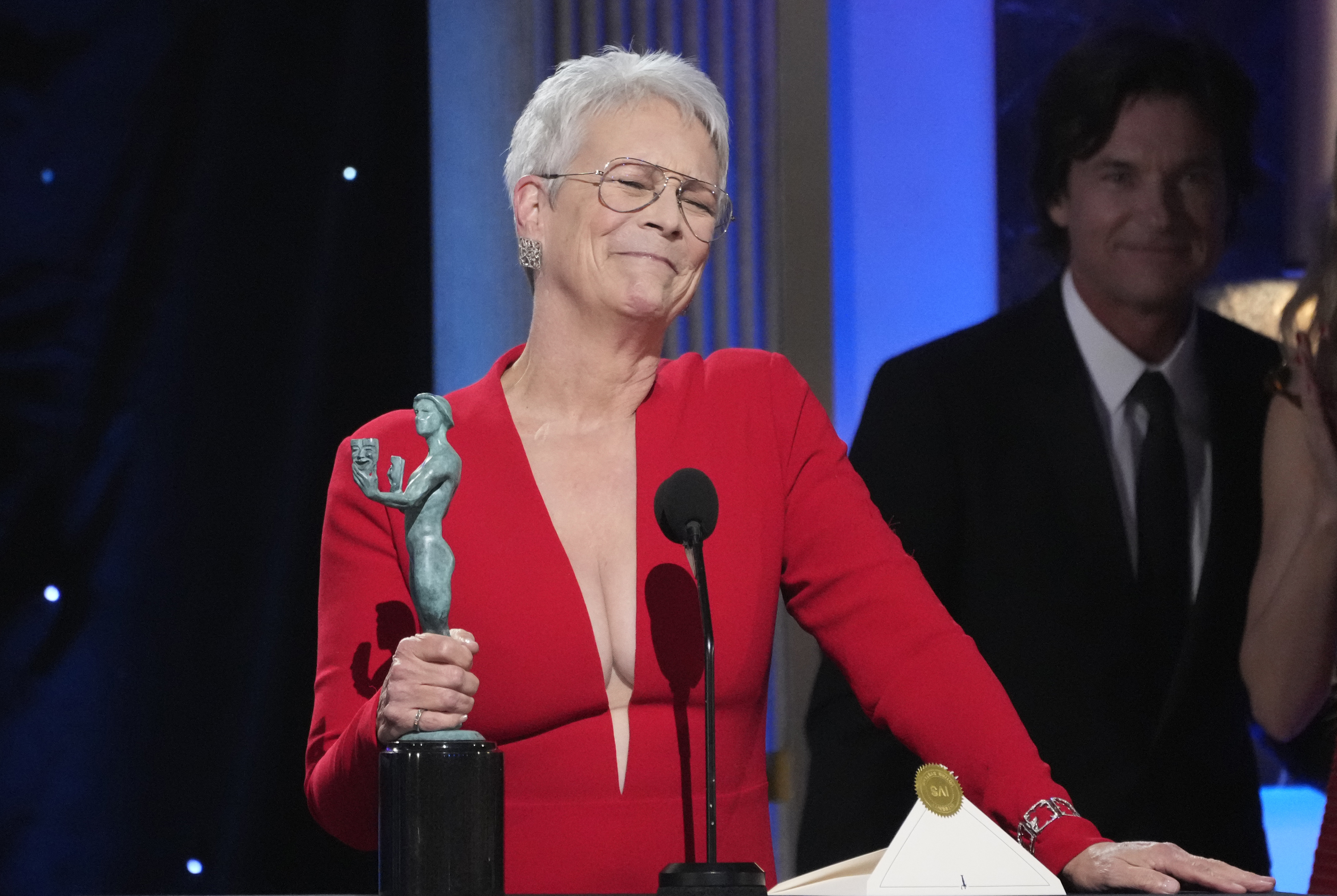 Jamie Lee Curtis recibe el premio de mejor actriz de reparto de los Premios del Sindicato de Actores.
