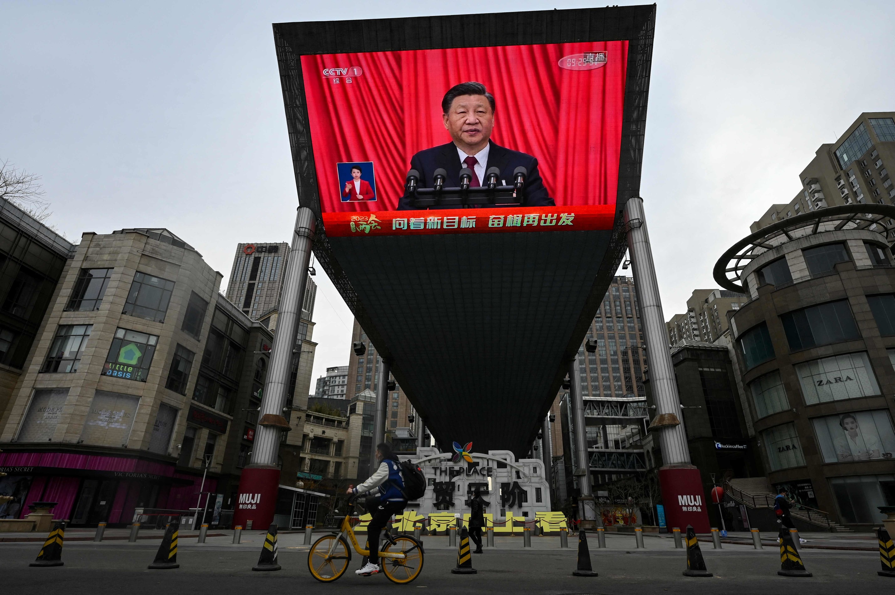 Xi Jinping proyectado en una pantalla en Pek