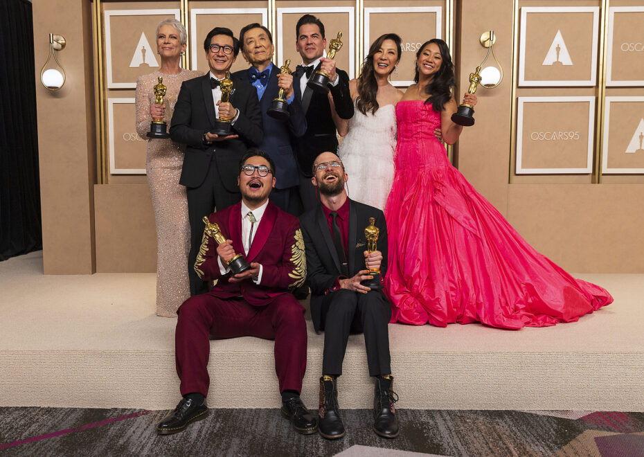 Jamie Lee Curtis, Ke Huy Quan, James Hong, Jonathan Wang, Michelle Yeoh, Stephanie Hsu, Daniel Kwan y Daniel Scheinert posan con sus premios Óscar por el filme "Everything Everywhere All at Once", en la sala de prensa de ceremonia de los Premios de la Academia, hoy, en el teatro Dolby de Hollywood (EE.UU.). 