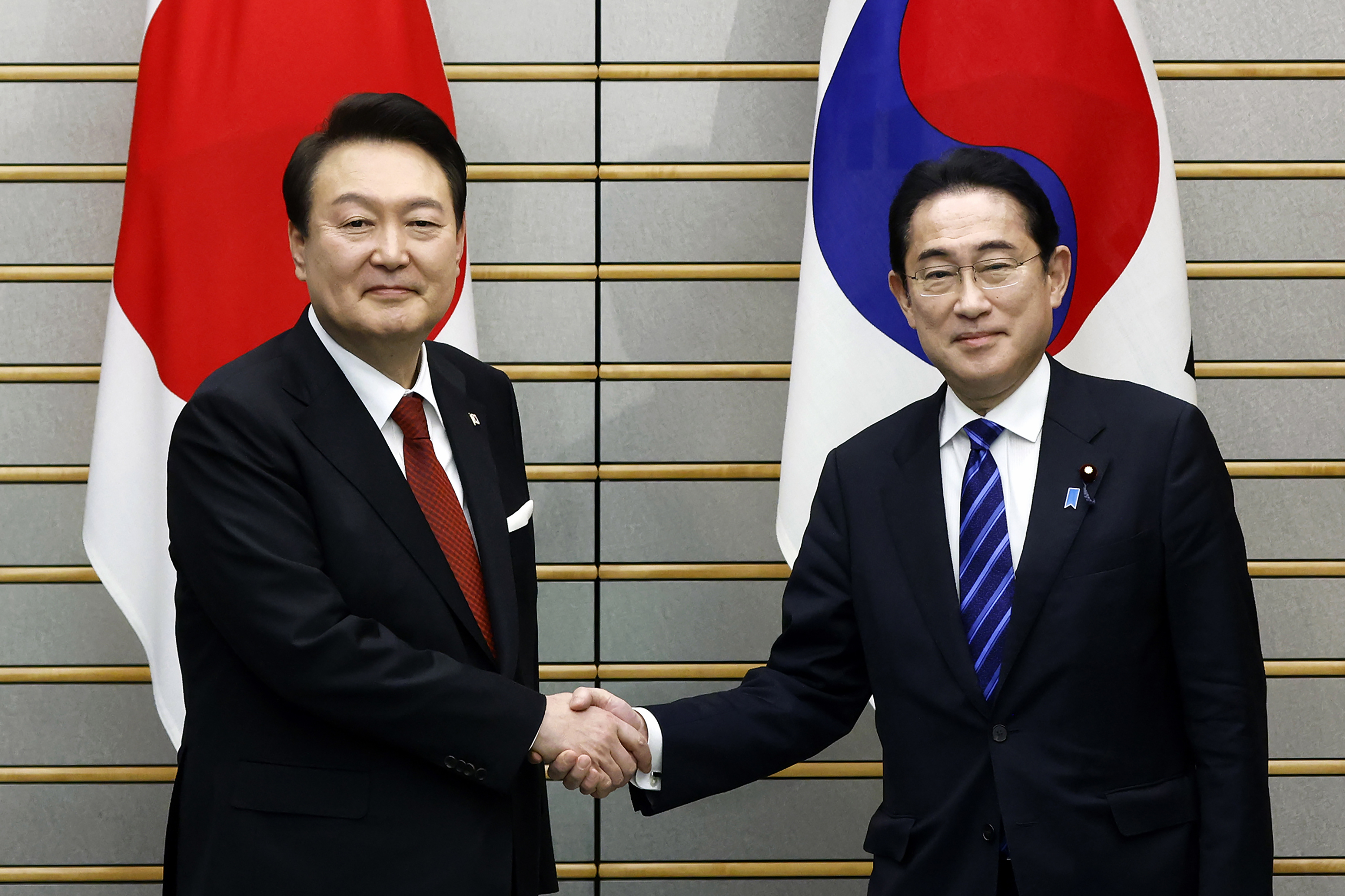 El presidente de Corea del Sur, Yoon Suk Yeol,  y el primer ministro de Jap