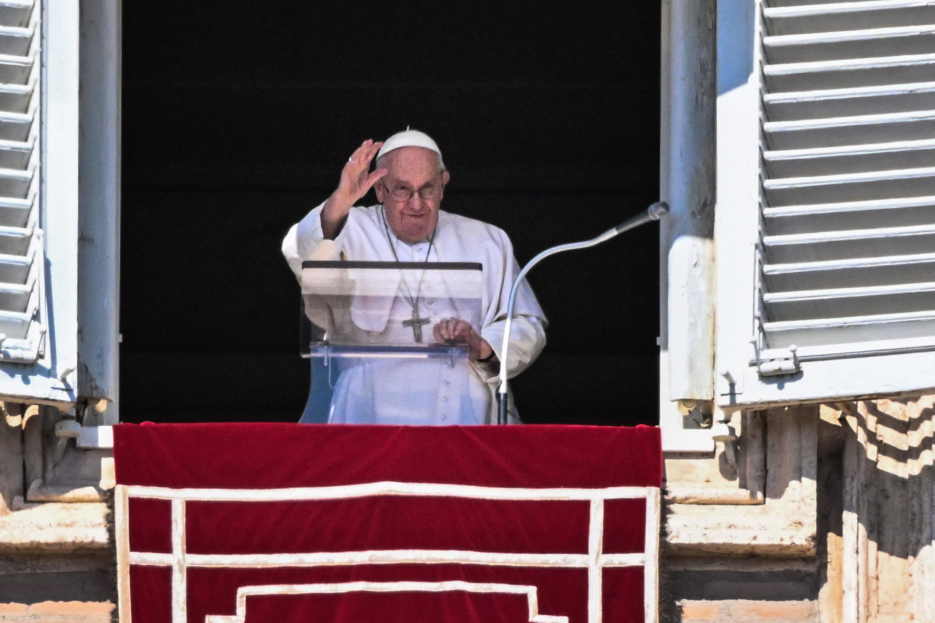 El Papa saluda durante la oraci