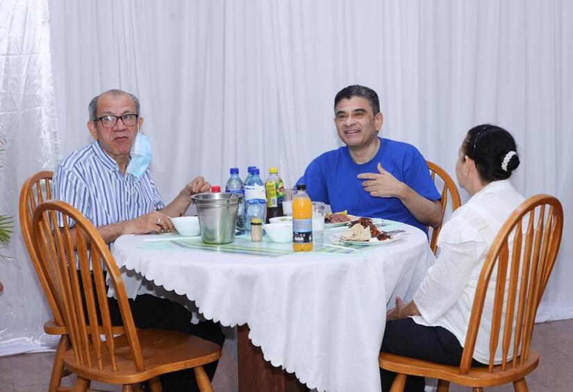 Rolando Álvarez (c), junto a sus hermanos