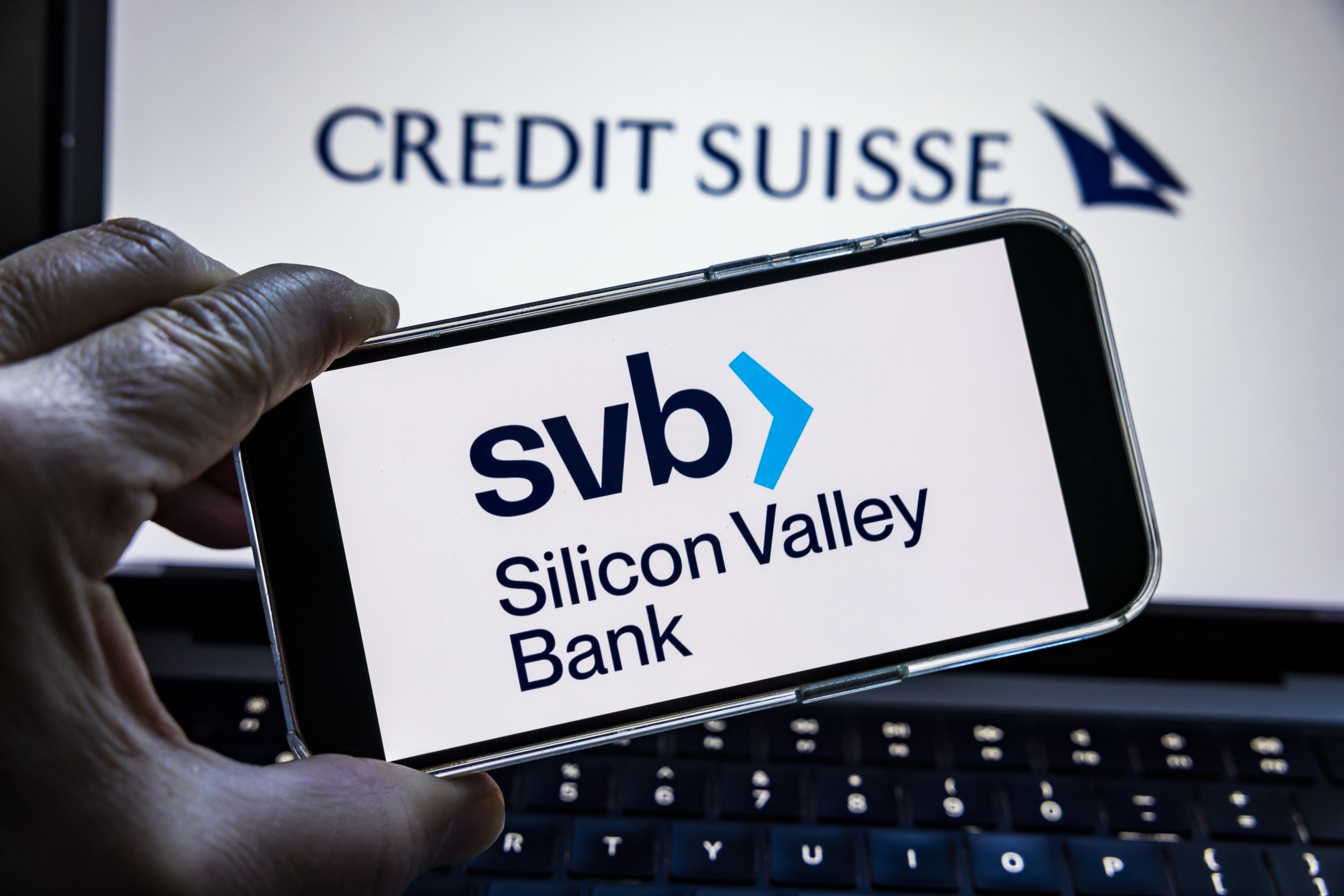 El logotipo del Silicon Valley Bank (SVB) en un dispositivo m