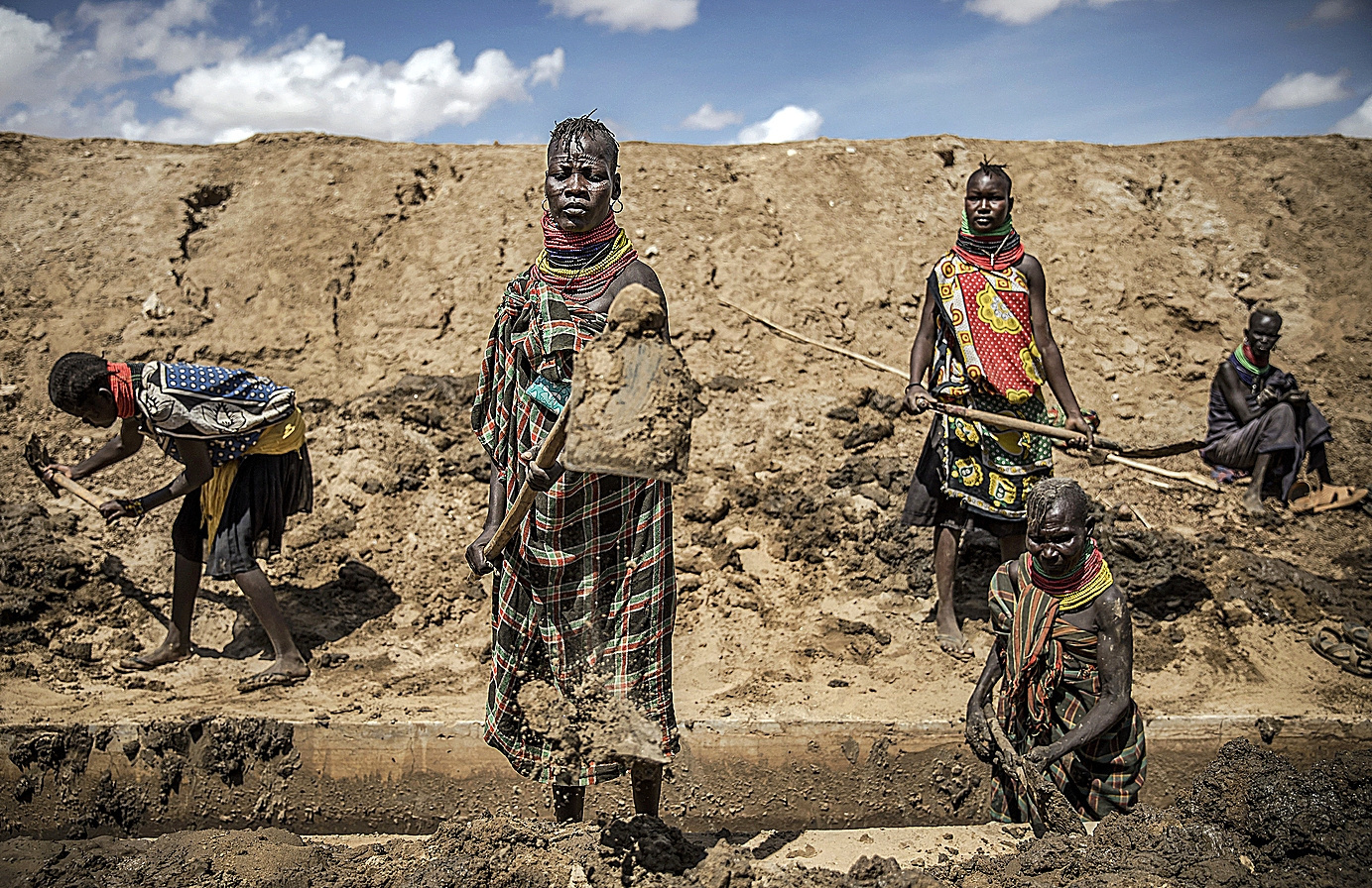 Miembros de la comunidad de Turkana reparando un canal de irrigaci