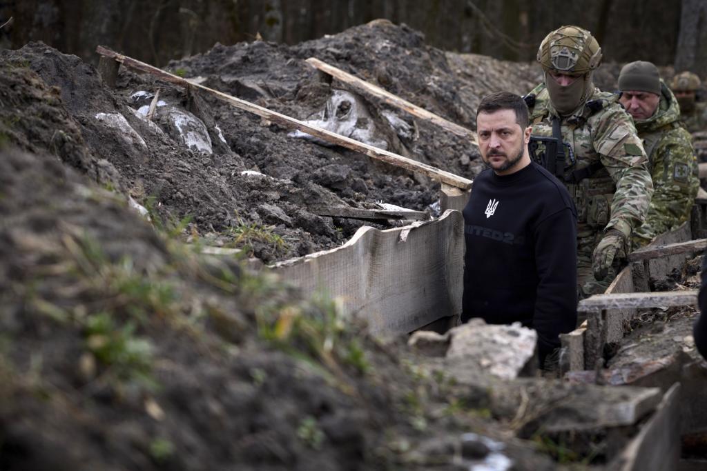 El presidente ucraniano, Volodimir Zelenski, caminando por una trinchera en un lugar no identificado de la frontera con Rusia este martes.