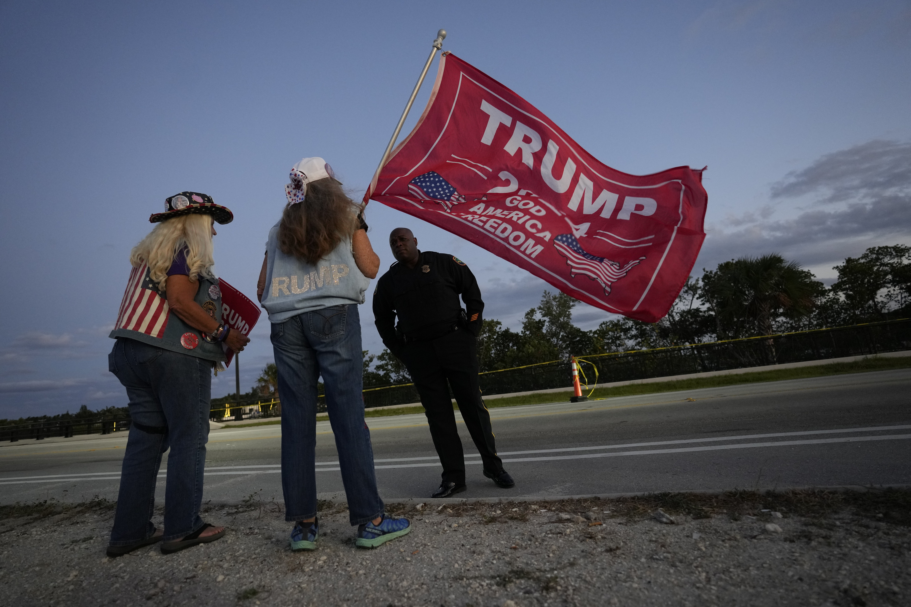 Seguidoras de Trump protestan contra su imputaci