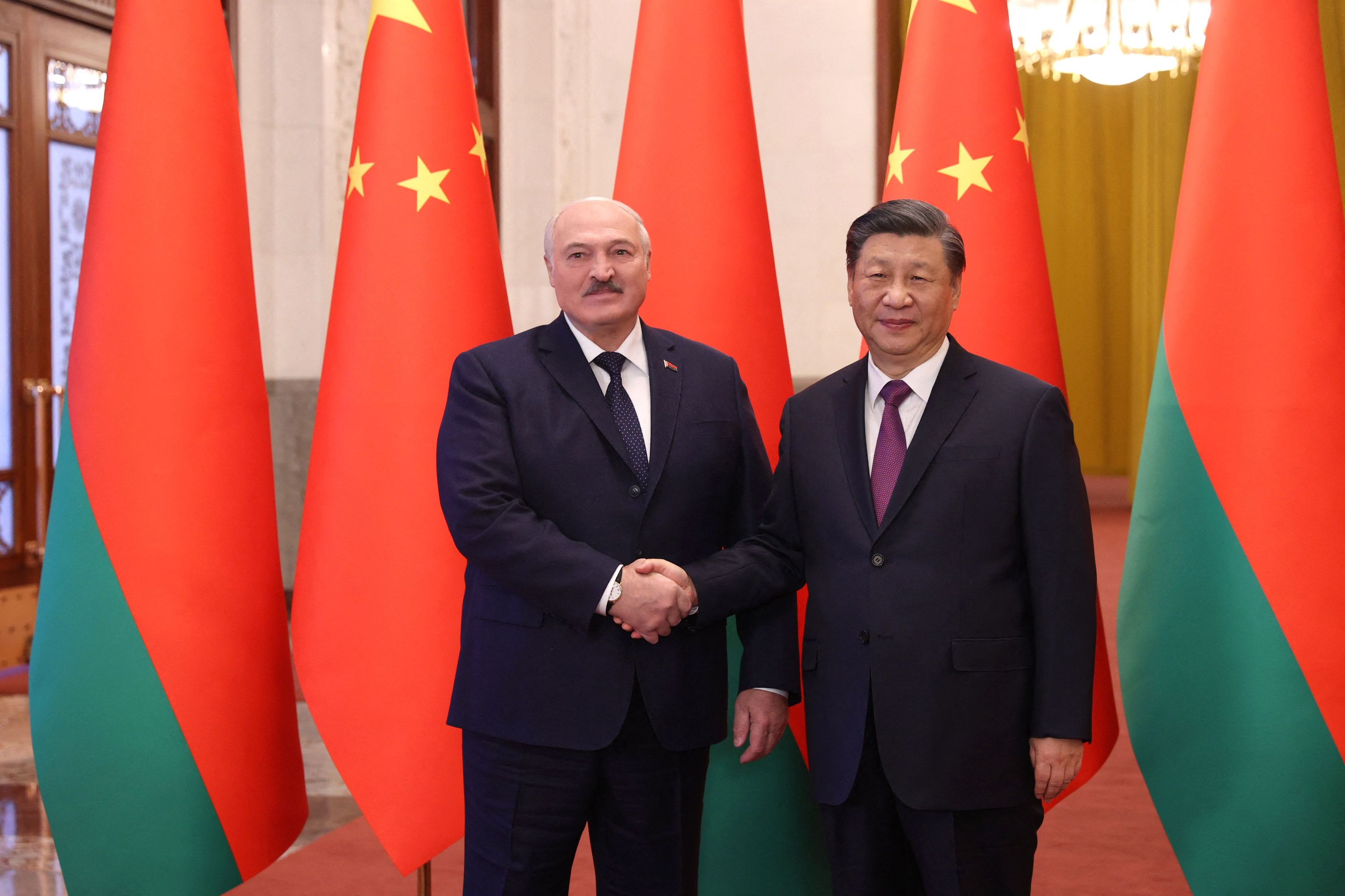 Alexander Lukashenko y Xi Jinping se estrechan la mano en Pek