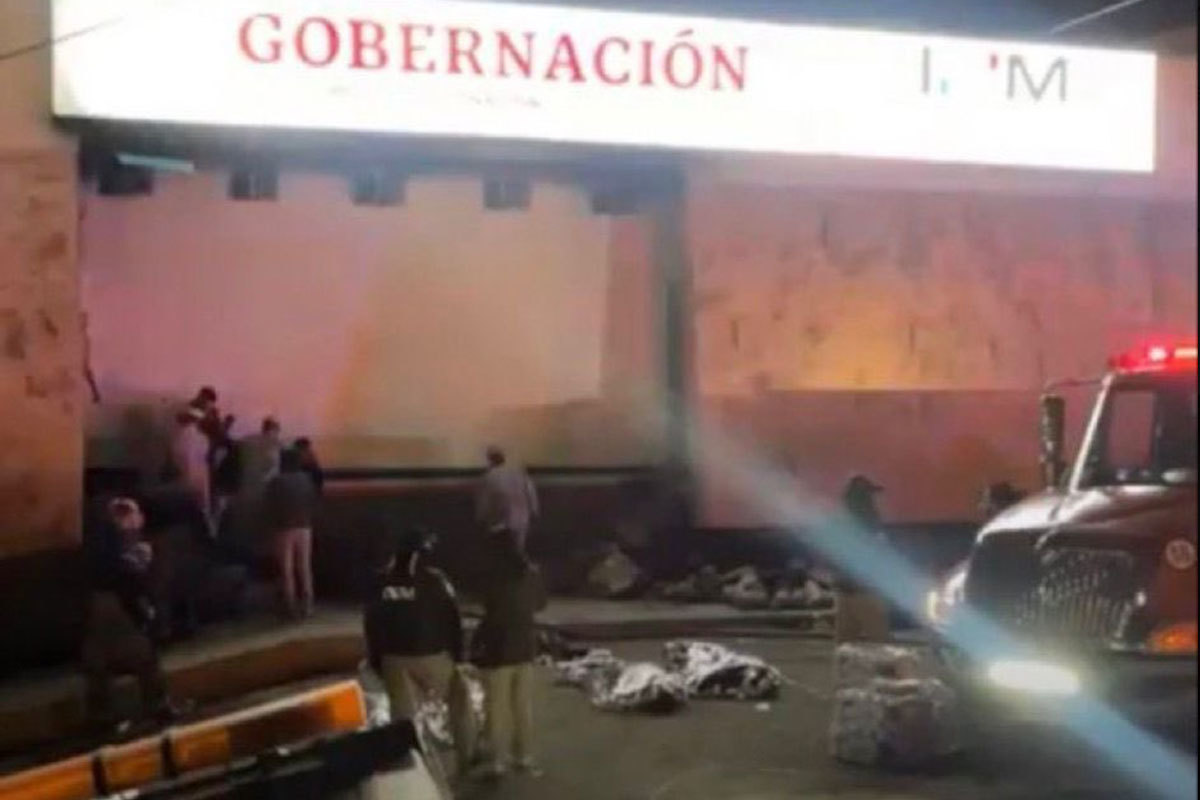 Varios cuerpos en l parquin del centro de inmigrantes donde se ha producido el incendio.