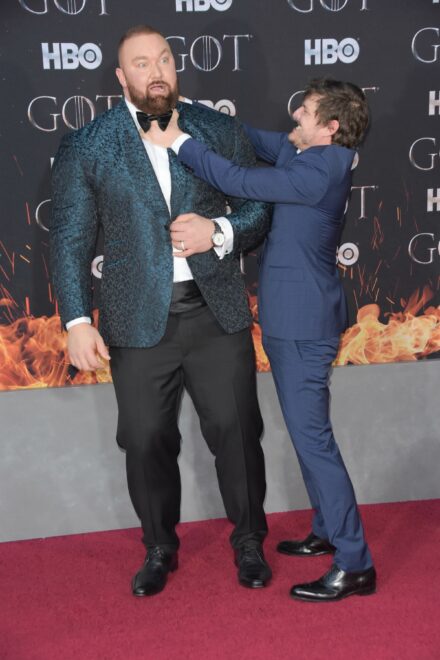 Pedro Pascal durante la premiere de la última temporada de Juego de Tronos, bromeando con Hafthor Bjornsson