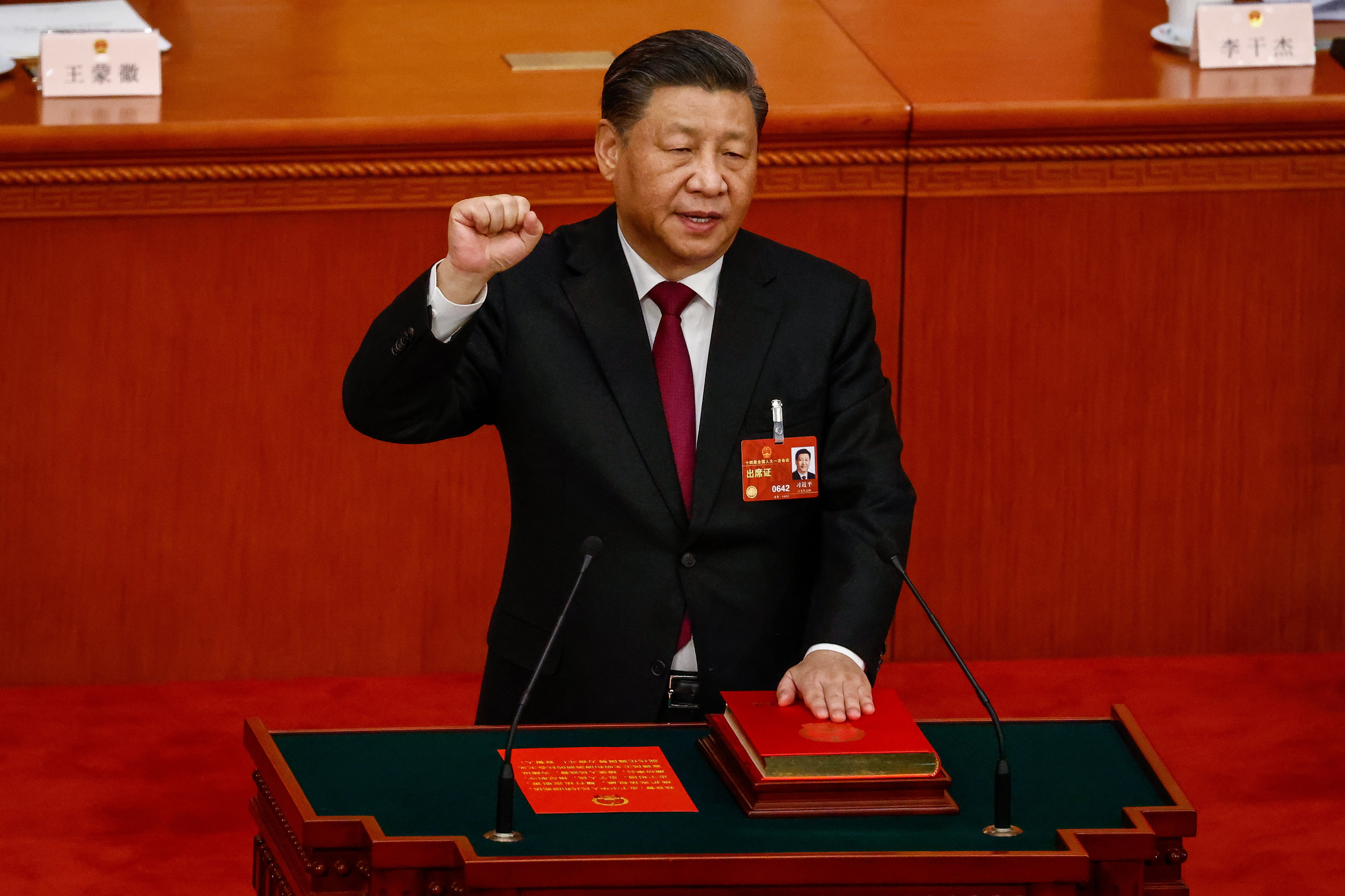 Xi Jinping presta juramento durante la tercera sesi