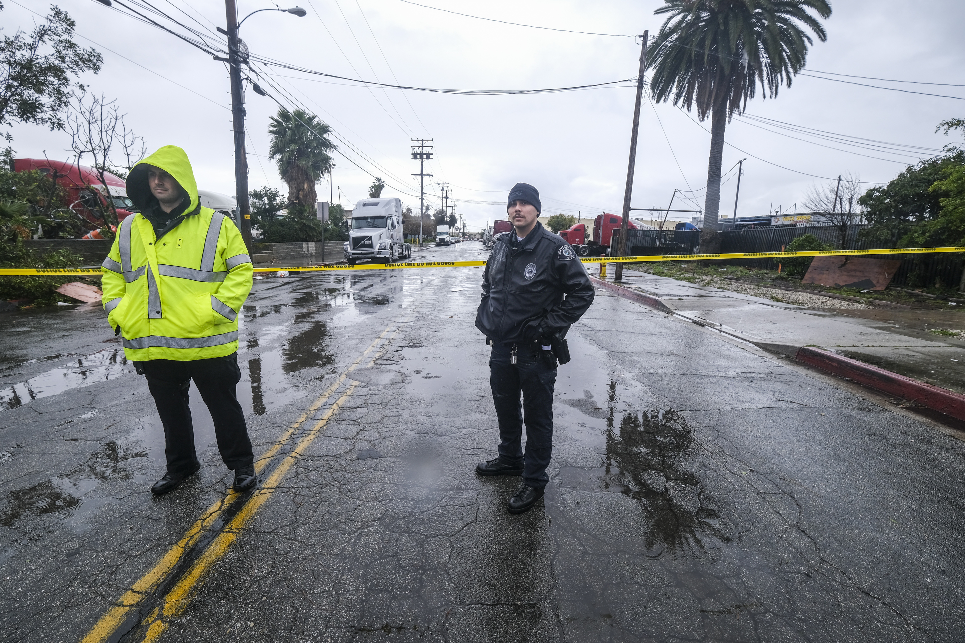 Policías tras el paso de un tornado