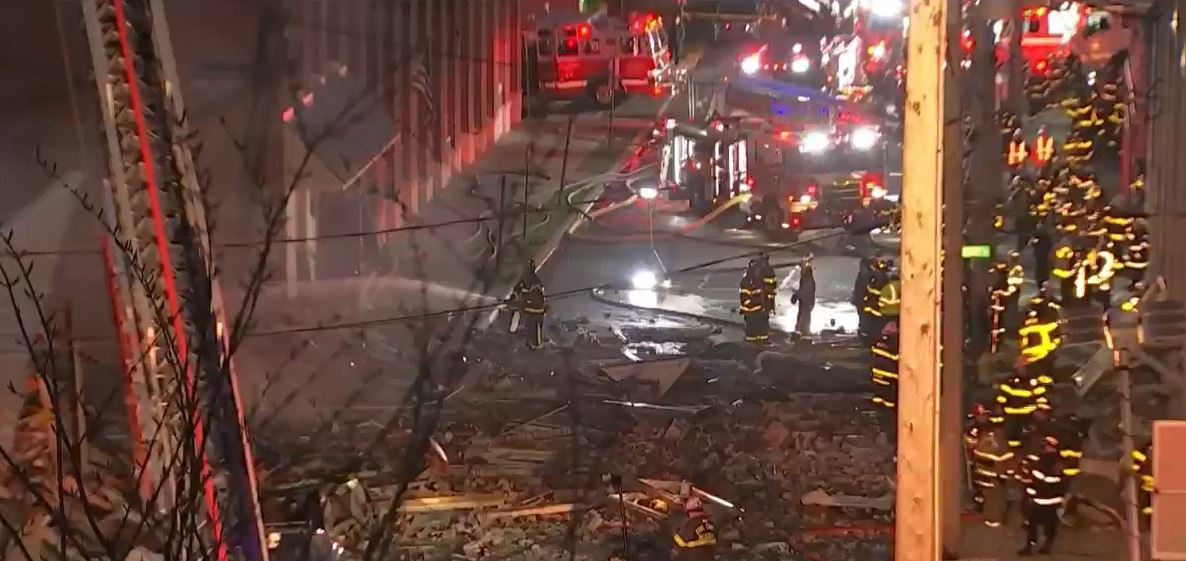 Los bomberos trabajan en la zona de la explosi