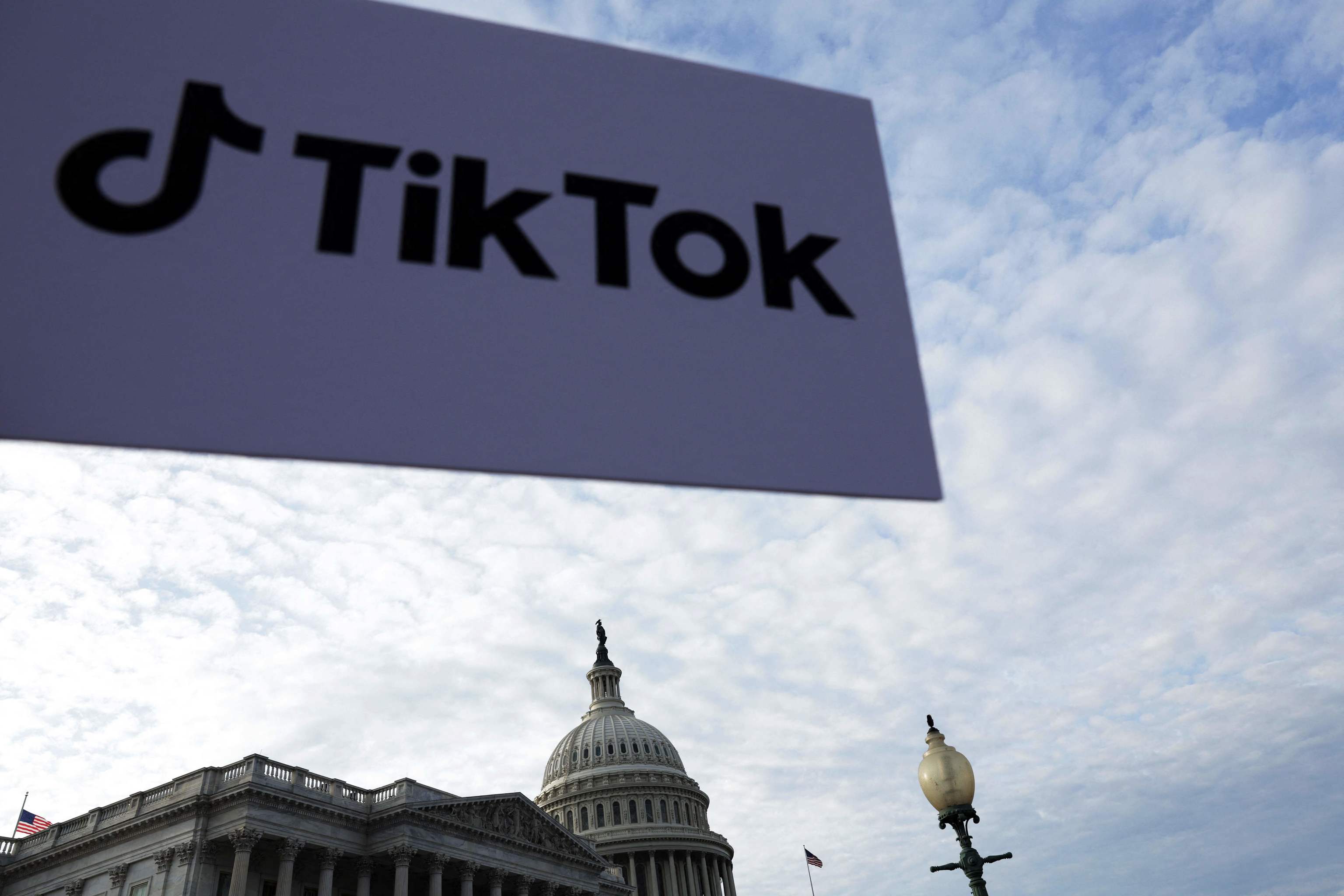 Cartel de TikTok frente al Congreso de EEUU