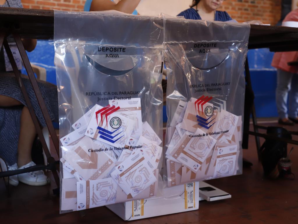 Mesa electoral, este domingo, en un colegio de Asunci