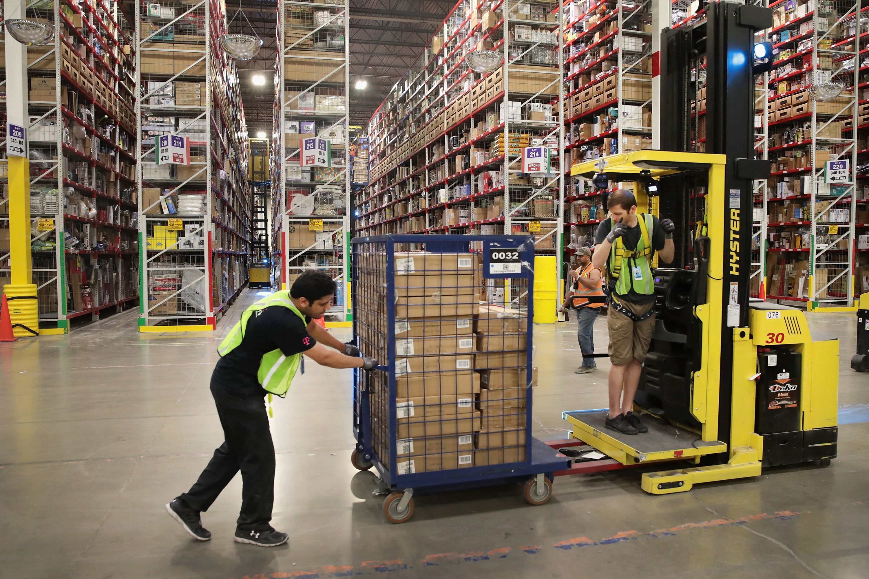 Trabajadores de Amazon en una planta de Illinois.