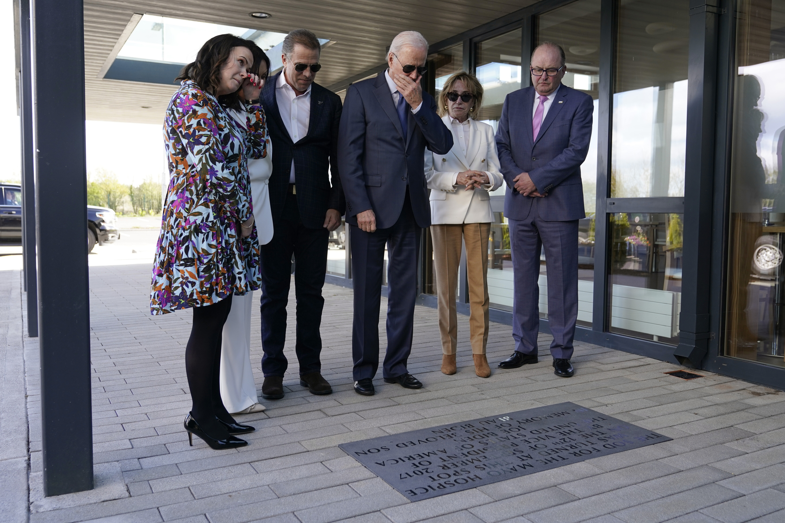 Joe Biden observa una placa dedicada a su difunto hijo, Beau, en Mayo, el viernes.