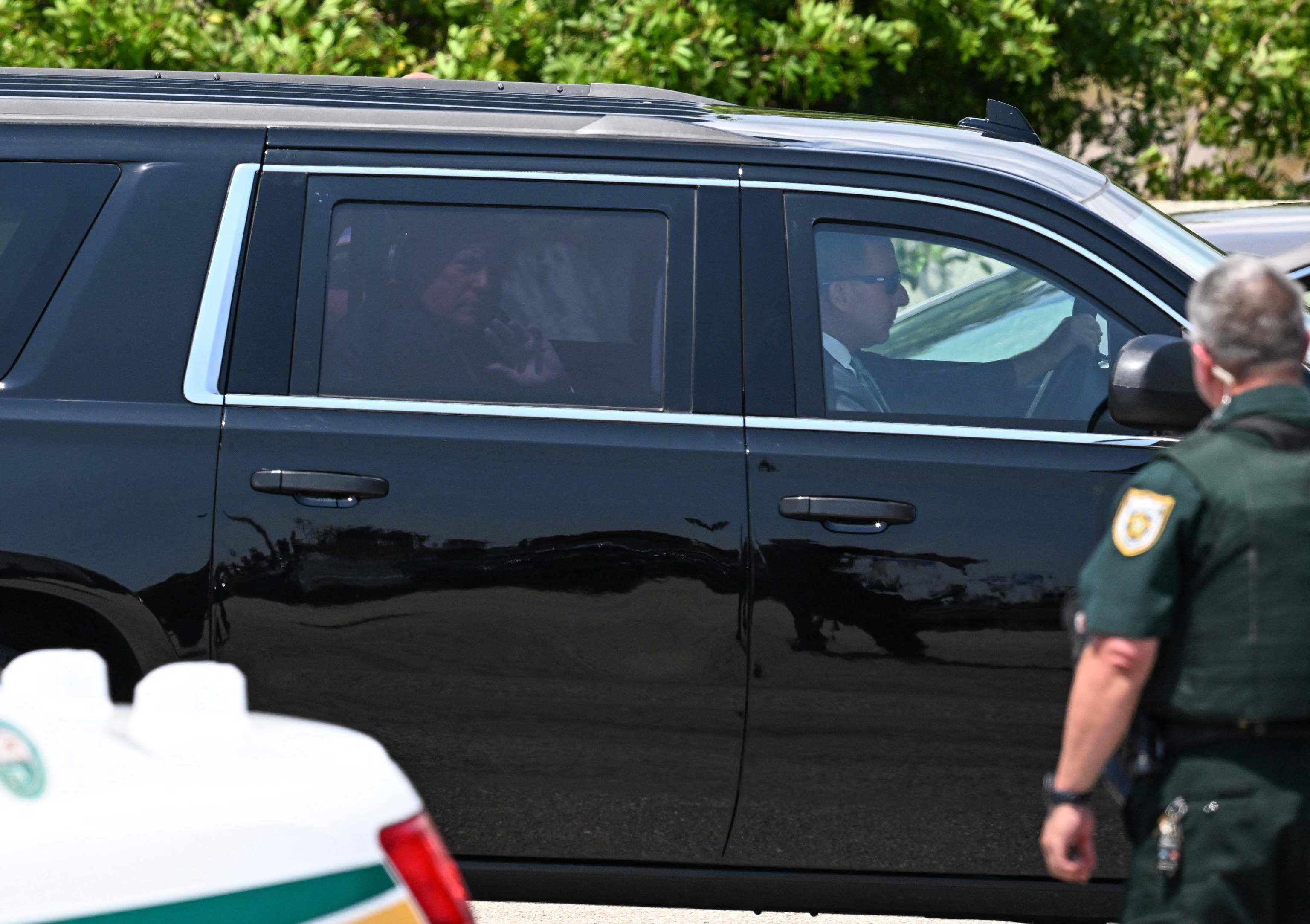 Trump, camino del aeropuerto.