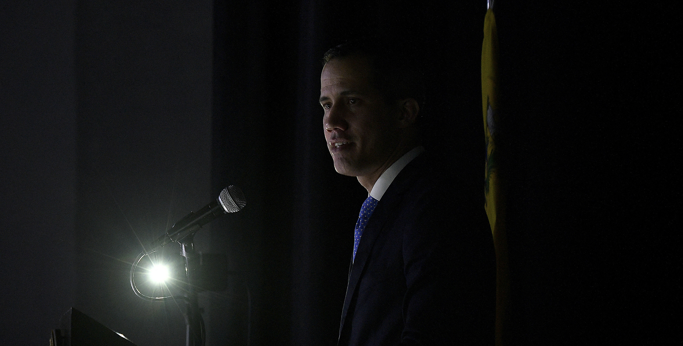 El líder opositor Juan Guaidó, en un teatro sin luz en Caracas.