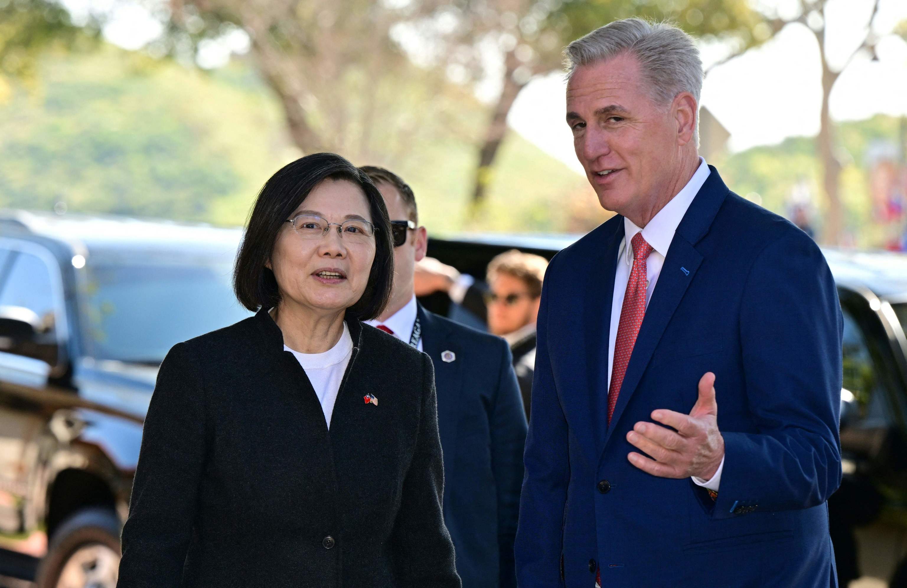 Kevin McCarthy habla con la presidenta de Taiwan, Tsai Ing-wen, este mi