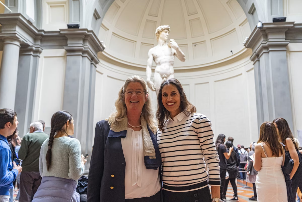 Cecilie Hollberg, directora de la Galería de la Academia, con Hope Carrasquilla ante el David.