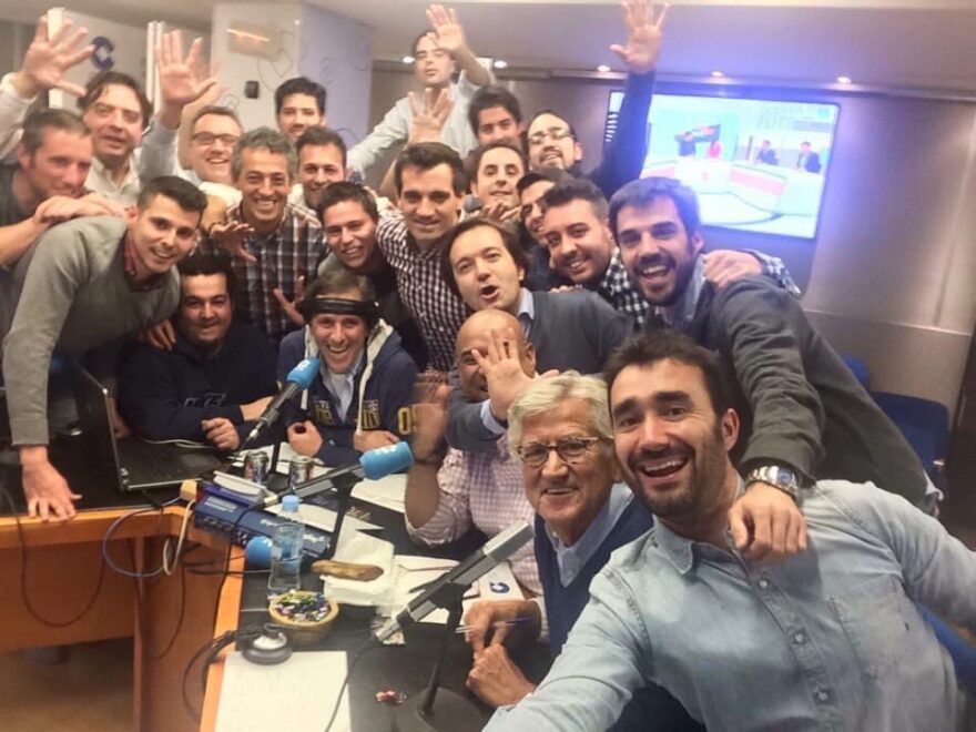 Guillermo Valadés, periodista de COPE, con el resto del equipo de tiempo de juego