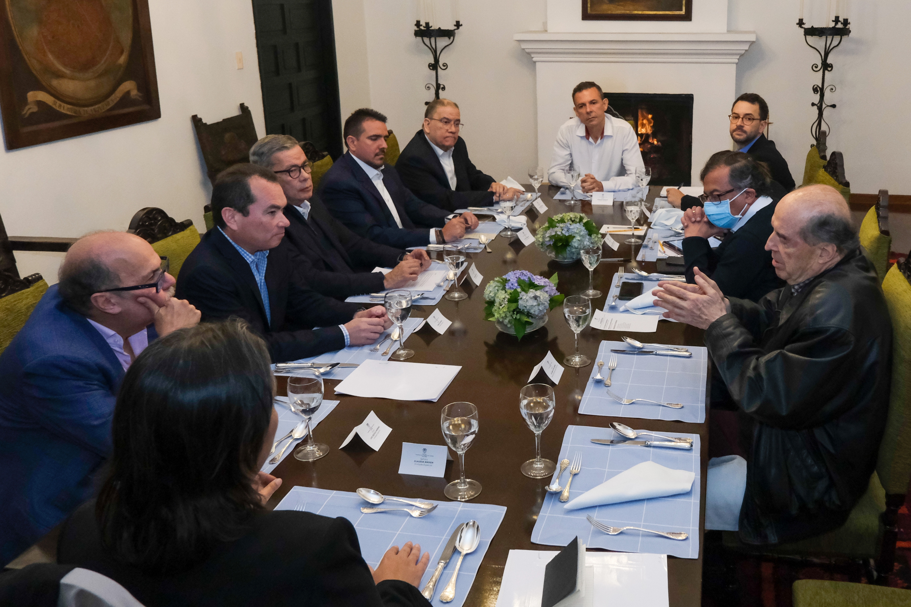 Gustavo Petro (2d), durante la reunión con opositores venezolanos en Bogotá.