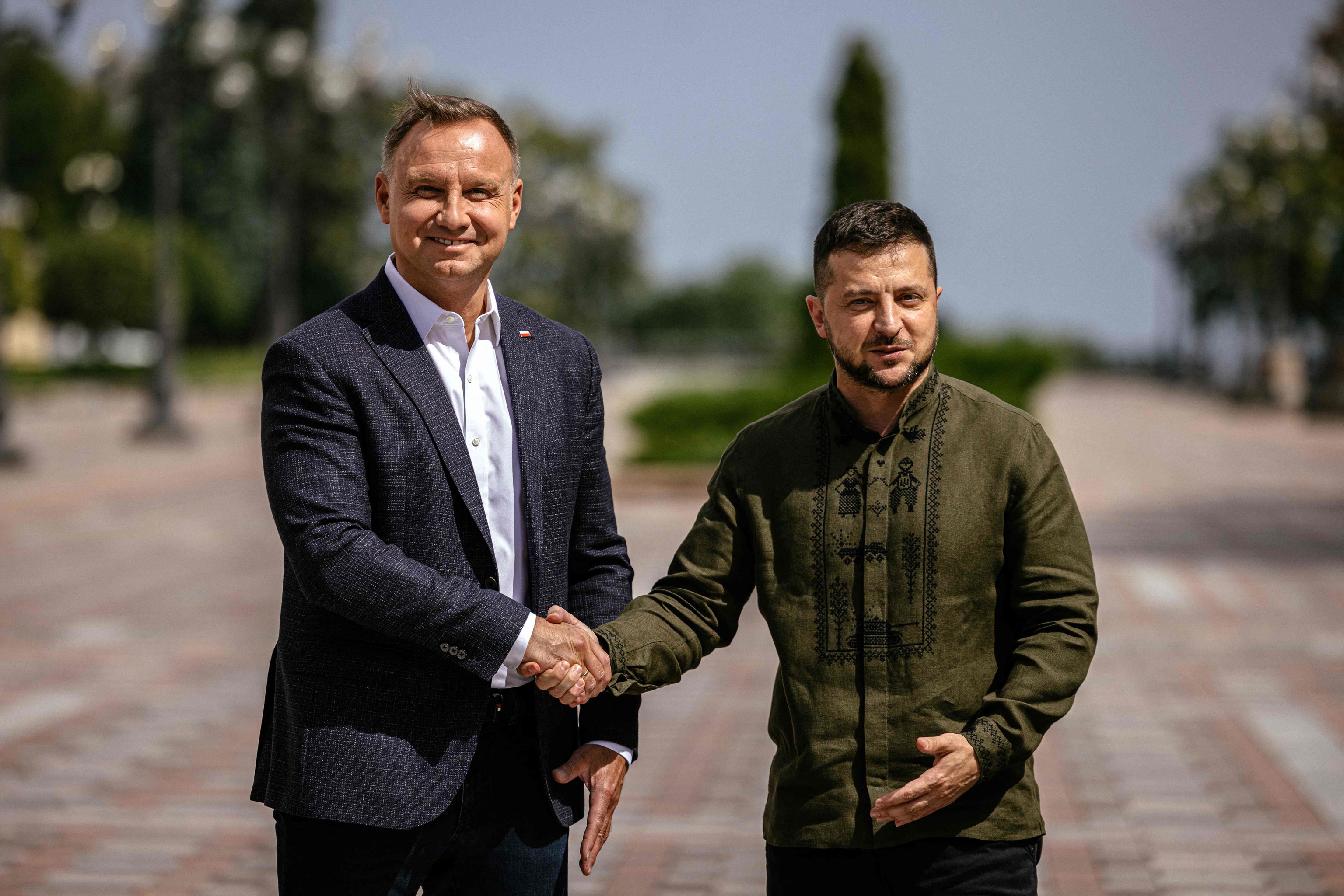 Esta foto de archivo tomada el 23 de agosto de 2022 muestra al presidente de Ucrania, Volodimir Zelenski (d), y al presidente de Polonia, Andrzej Duda (i), d