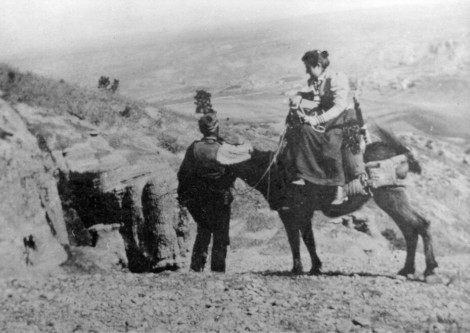María Goyri en el singular viaje de novios que realizaron por la ruta del destierro del Mio Cid en 1900.