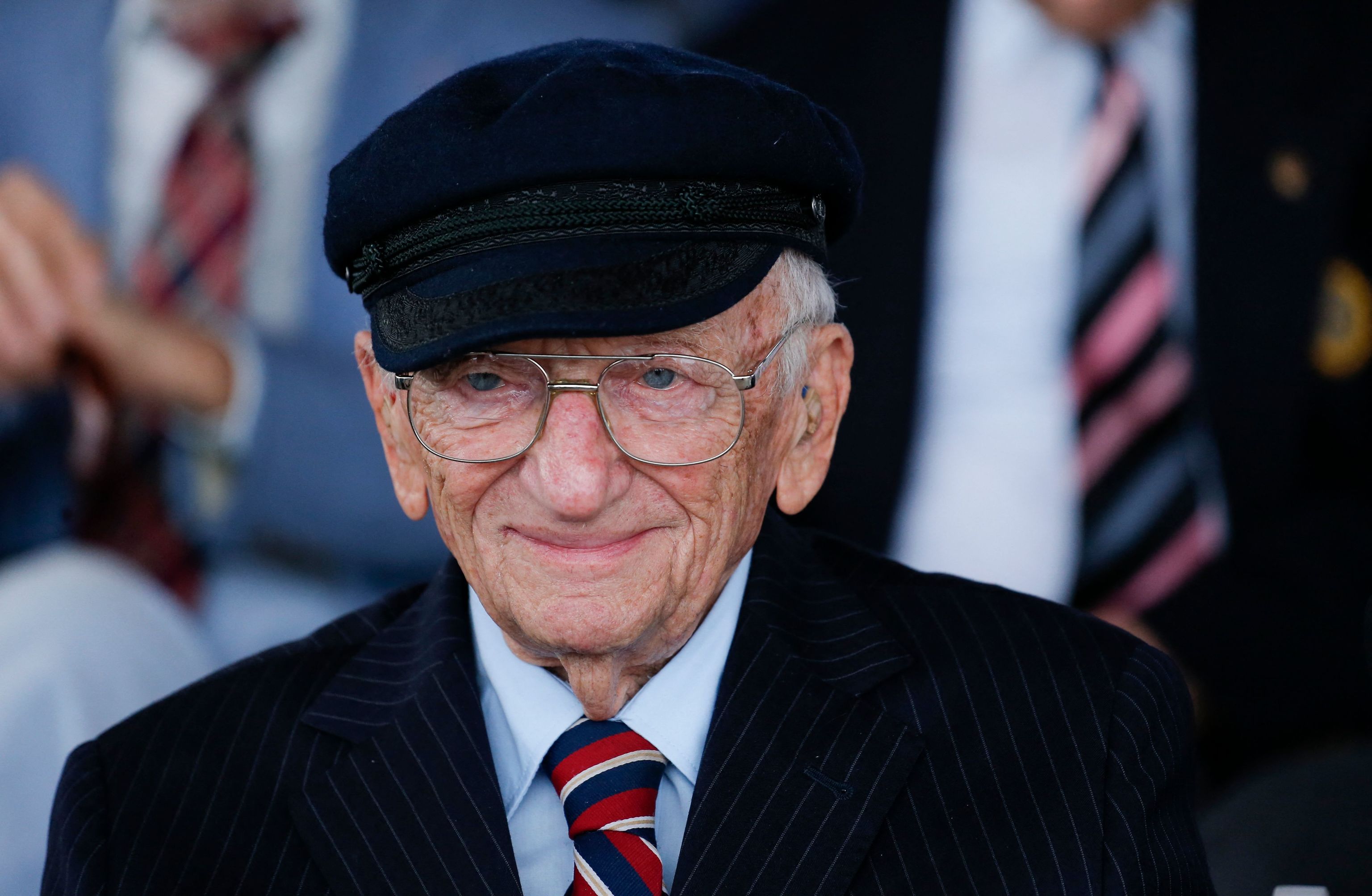 Foto de archivo tomada el 03 de julio de 2015, Benjamin Ferencz asiste a la ceremonia de entrega de premios en honor a los veteranos de la Segunda Guerra Mundial en la ciudad de Nueva York. - El último fiscal vivo de los juicios de Núremberg, que logró veredictos de culpabilidad para 22 nazis, ha fallecido a los 103 años, según informó su hijo a la AFP el 8 de abril de 2023. Benjamin Ferencz, que a los 27 años y sin experiencia previa en juicios fue uno de los principales fiscales, lucharía más tarde por la indemnización y la devolución de los bienes robados a las víctimas y supervivientes del Holocausto.