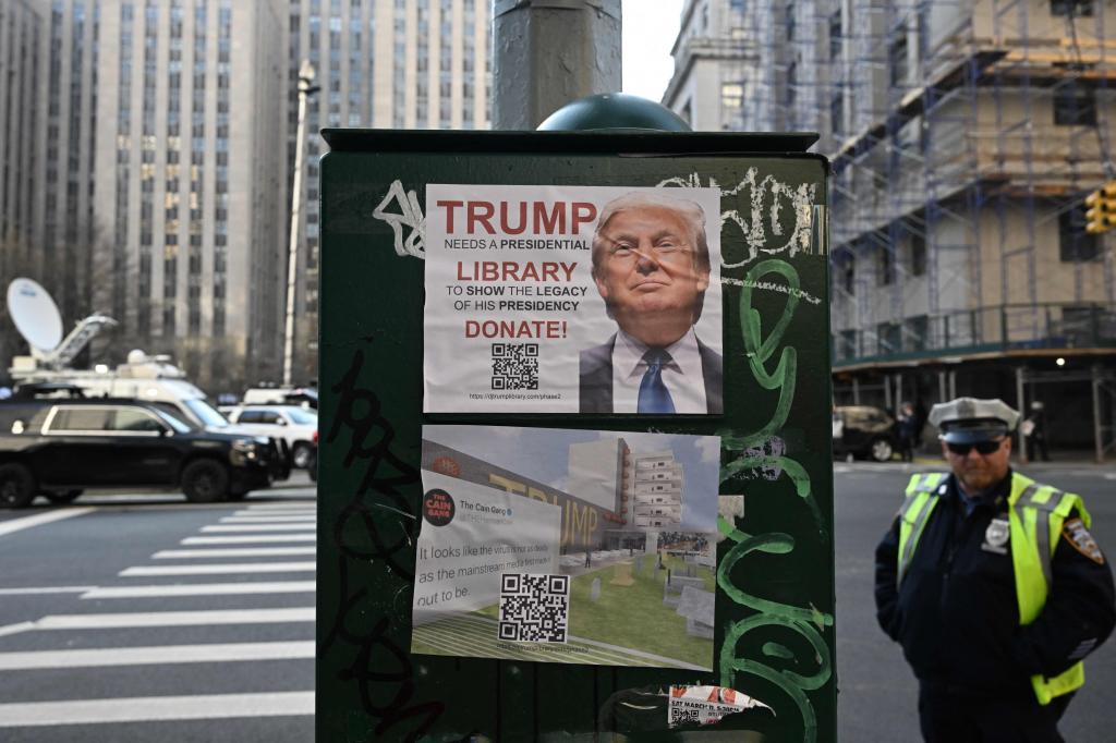 Cartel de Trump en una calle de Nueva York cerca de la oficina del fiscal..