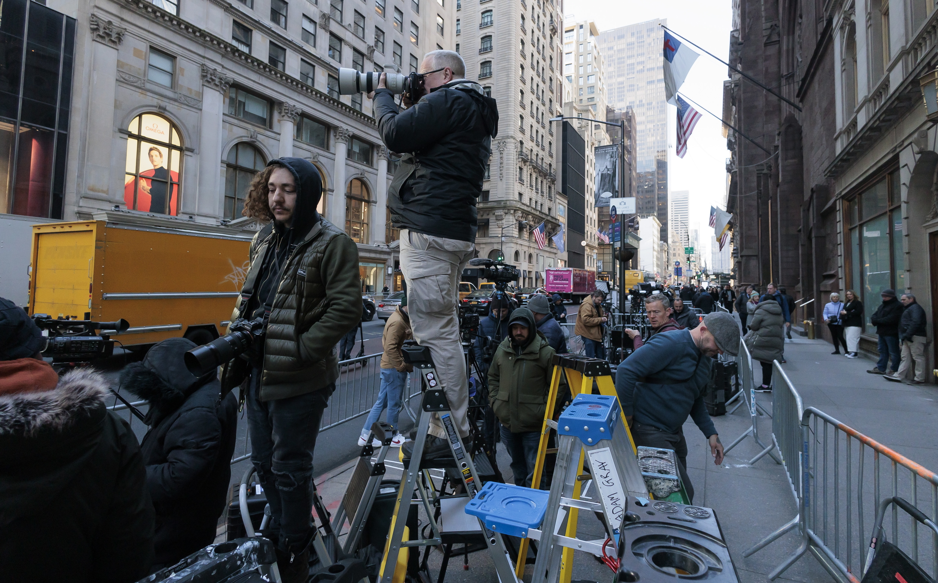 Periodistas se agolpan, expectantes, ante la llegada de Trump a la Torre Trump.