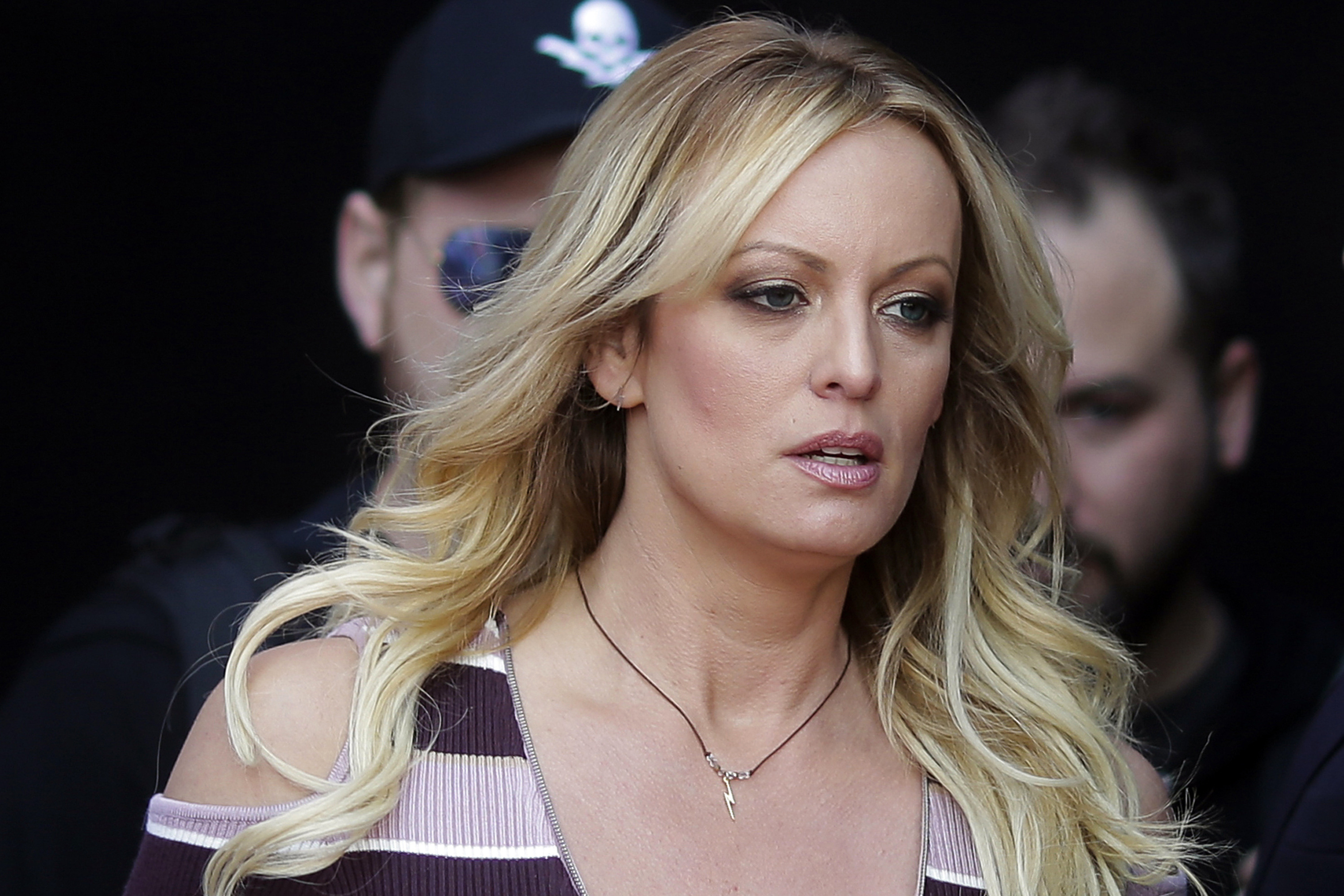 La actriz porno Stormy Daniels llega a un evento en Berl