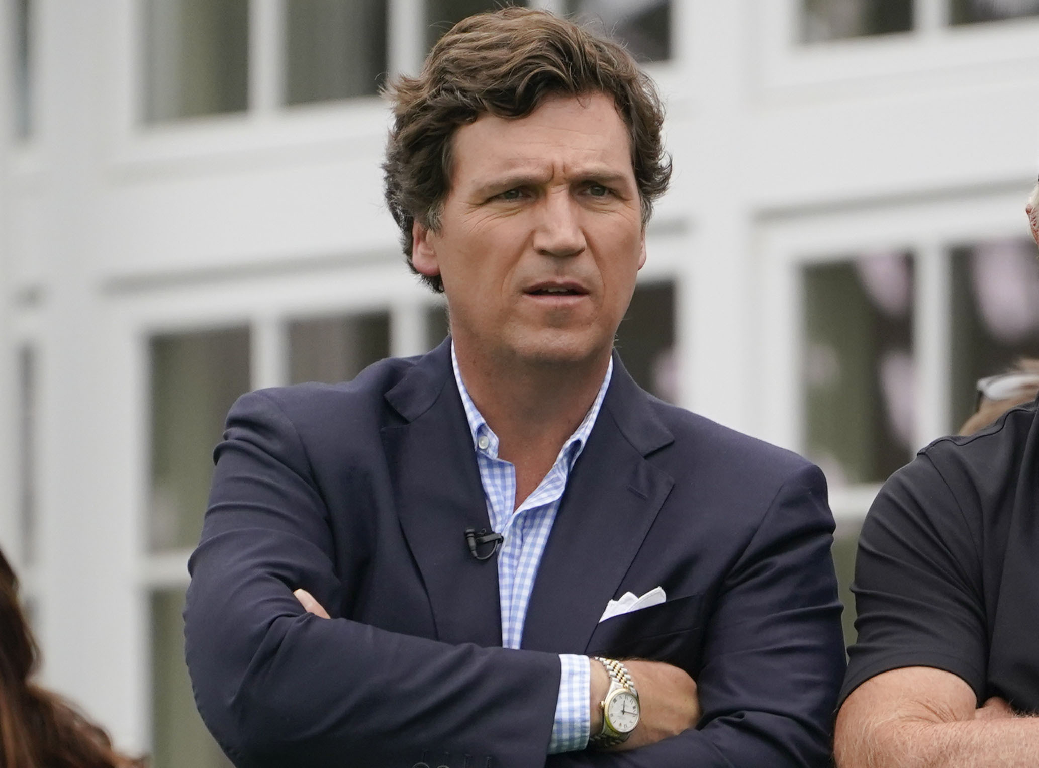 Tucker Carlson asiste a la ronda final del torneo de golf Bedminster Invitational LIV en Bedminster, Nueva Jersey, el domingo 31 de julio de 2022. Carlson fue despedido abruptamente de su popular programa de m