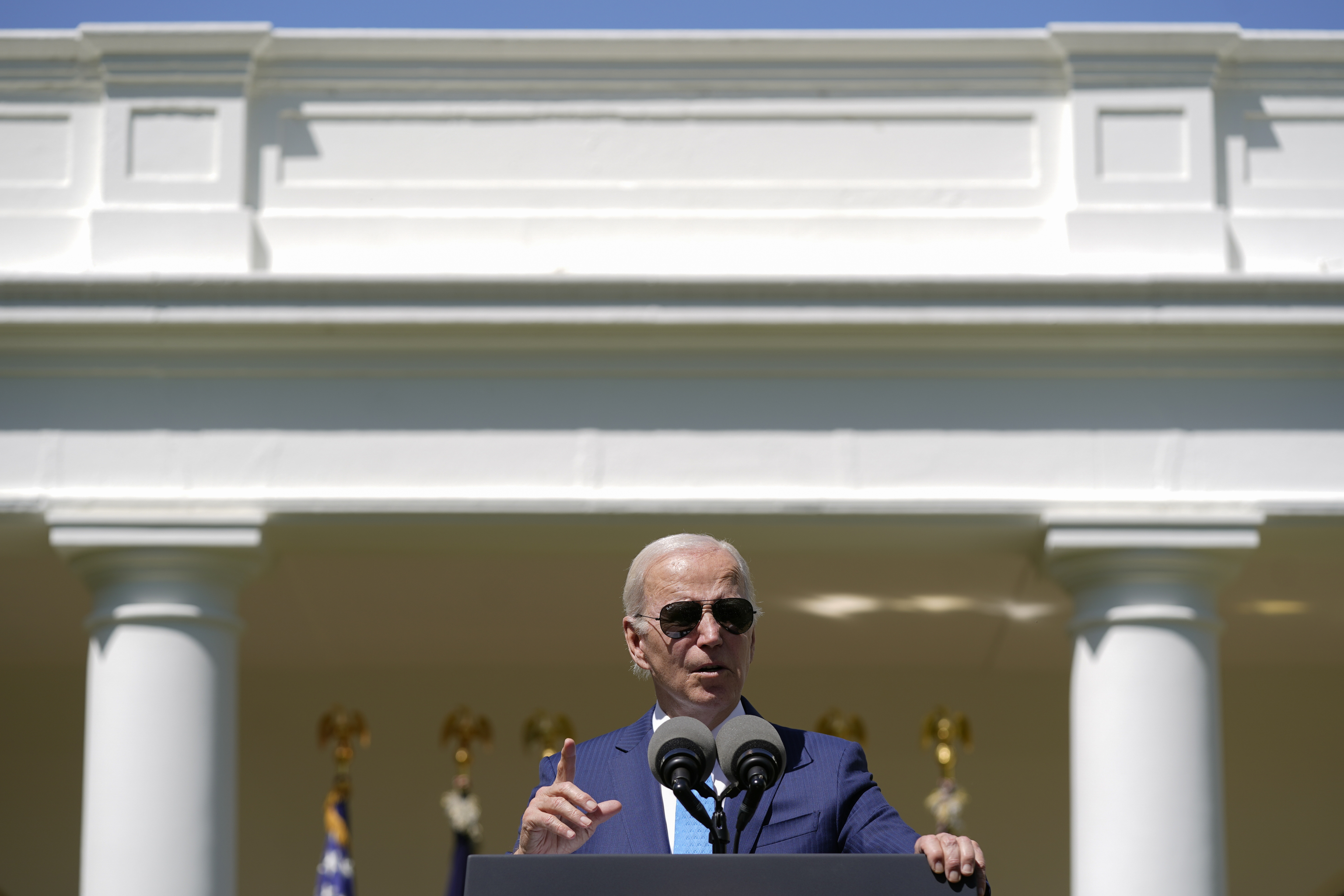 Joe Biden comparece en uno de los jardines de la Casa Blanca.